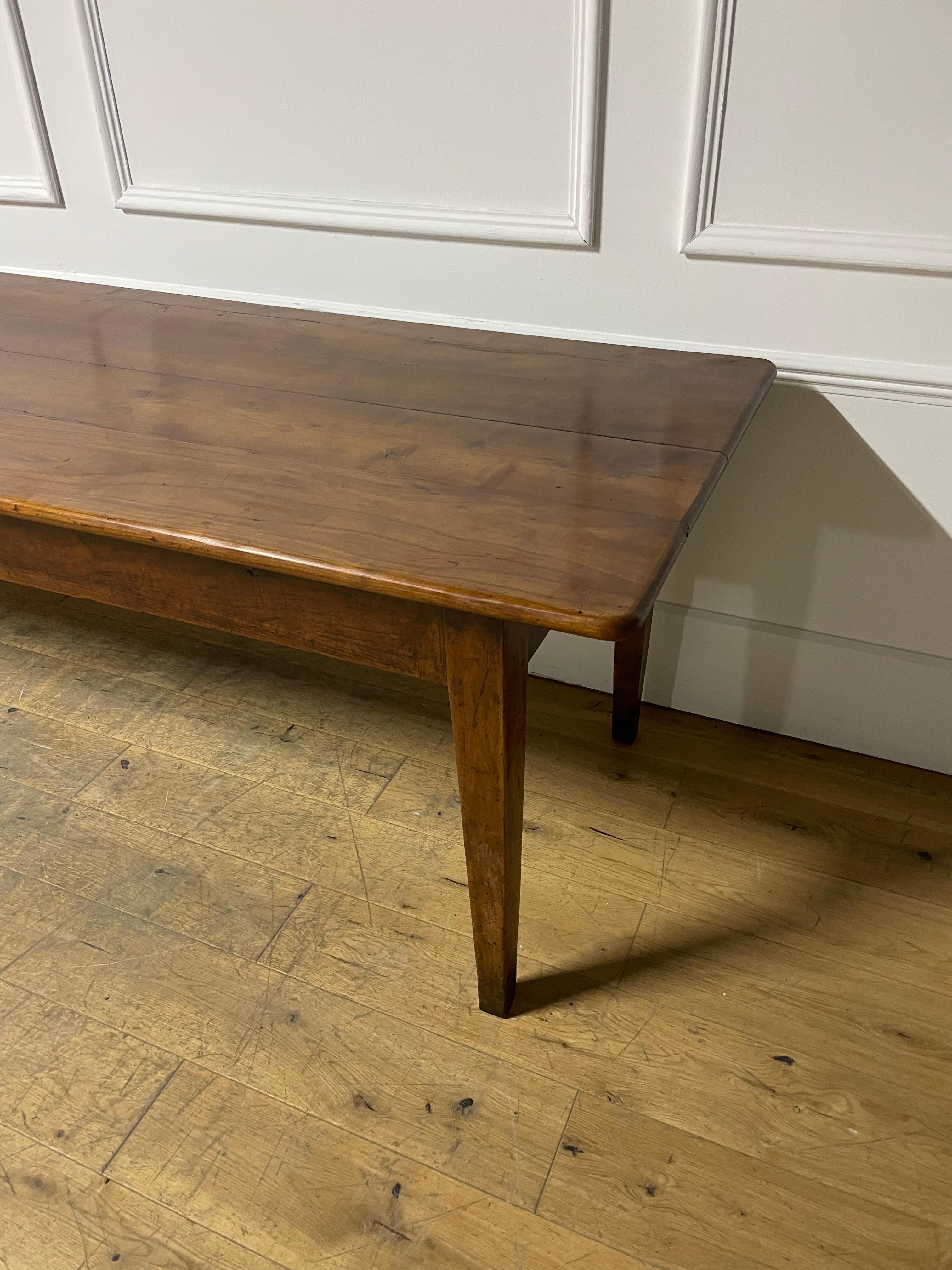 Mesa de labranza de madera de cerezo del siglo XIX 267 cms Francés en venta
