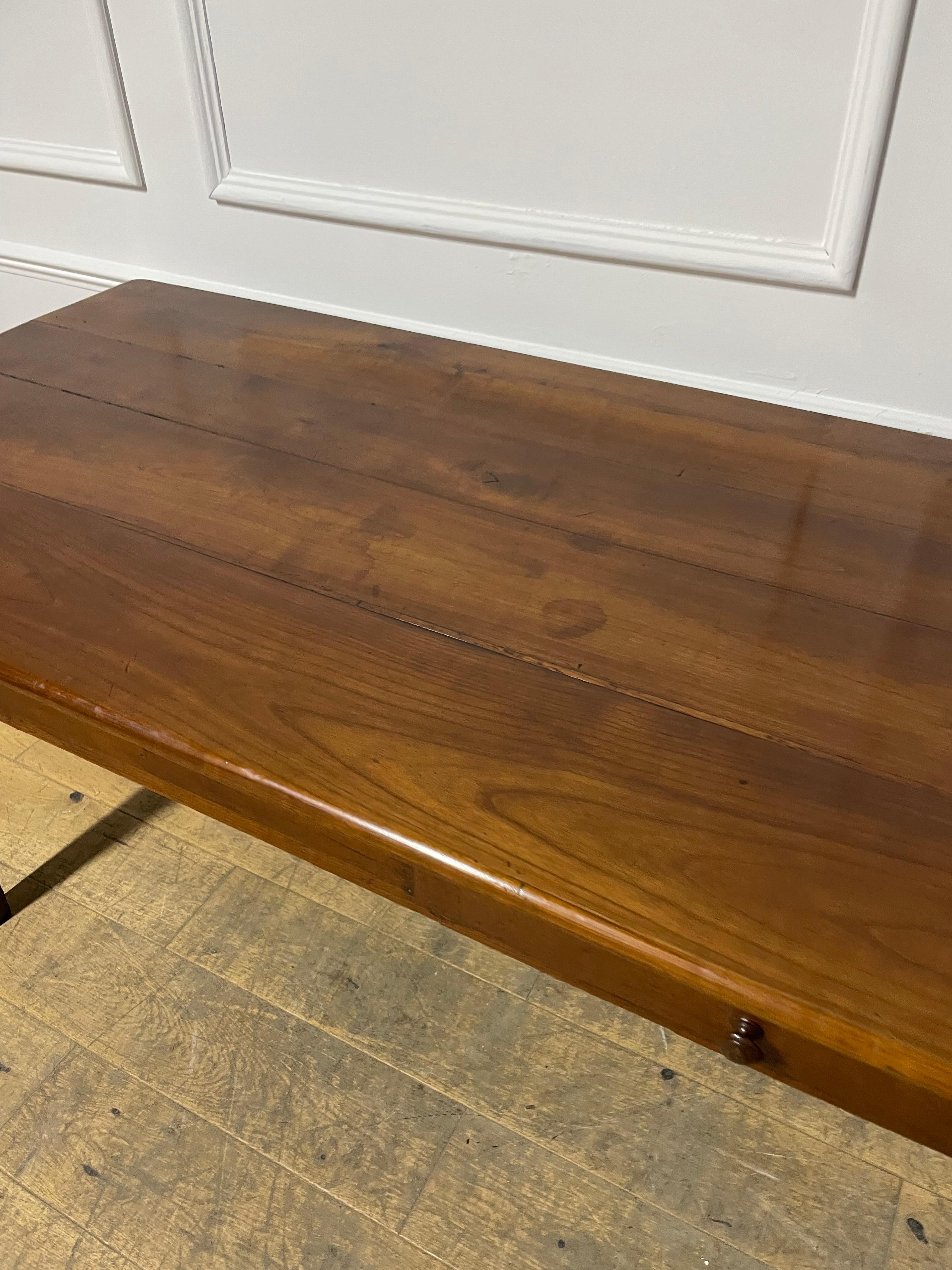 Mesa de labranza de madera de cerezo del siglo XIX 267 cms en venta 1