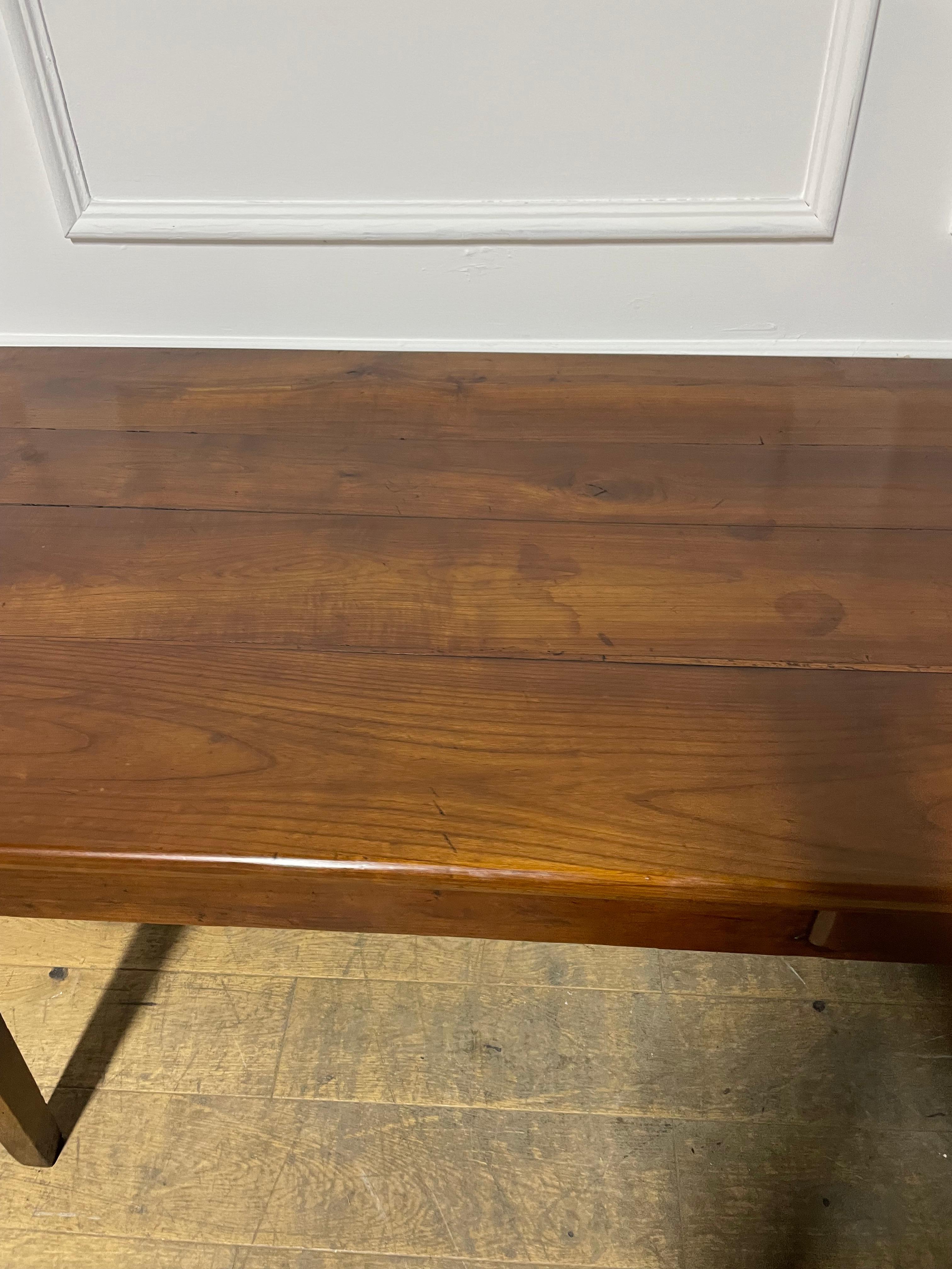 Mesa de labranza de madera de cerezo del siglo XIX 267 cms en venta 2
