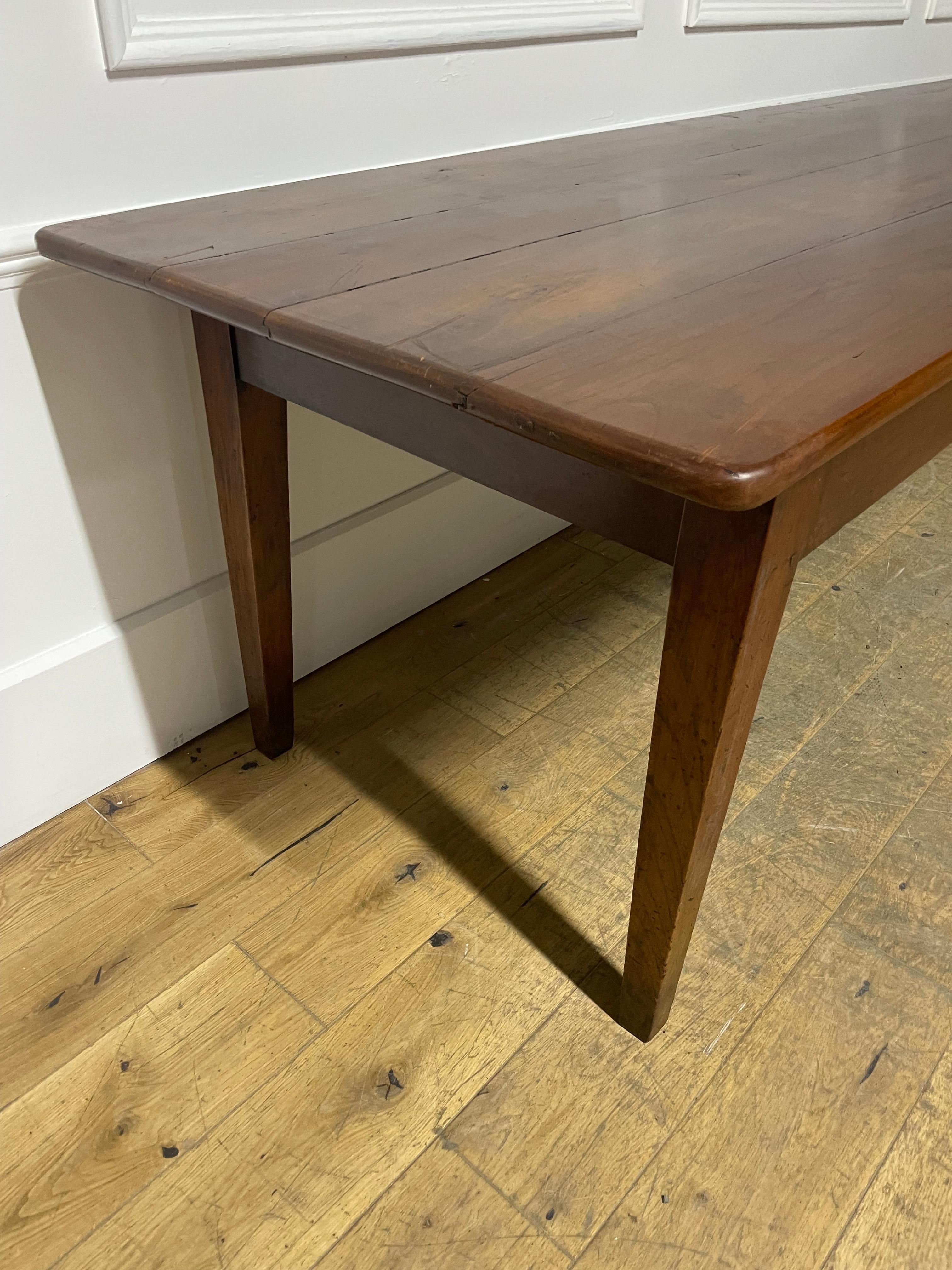 Mesa de labranza de madera de cerezo del siglo XIX 267 cms en venta 3