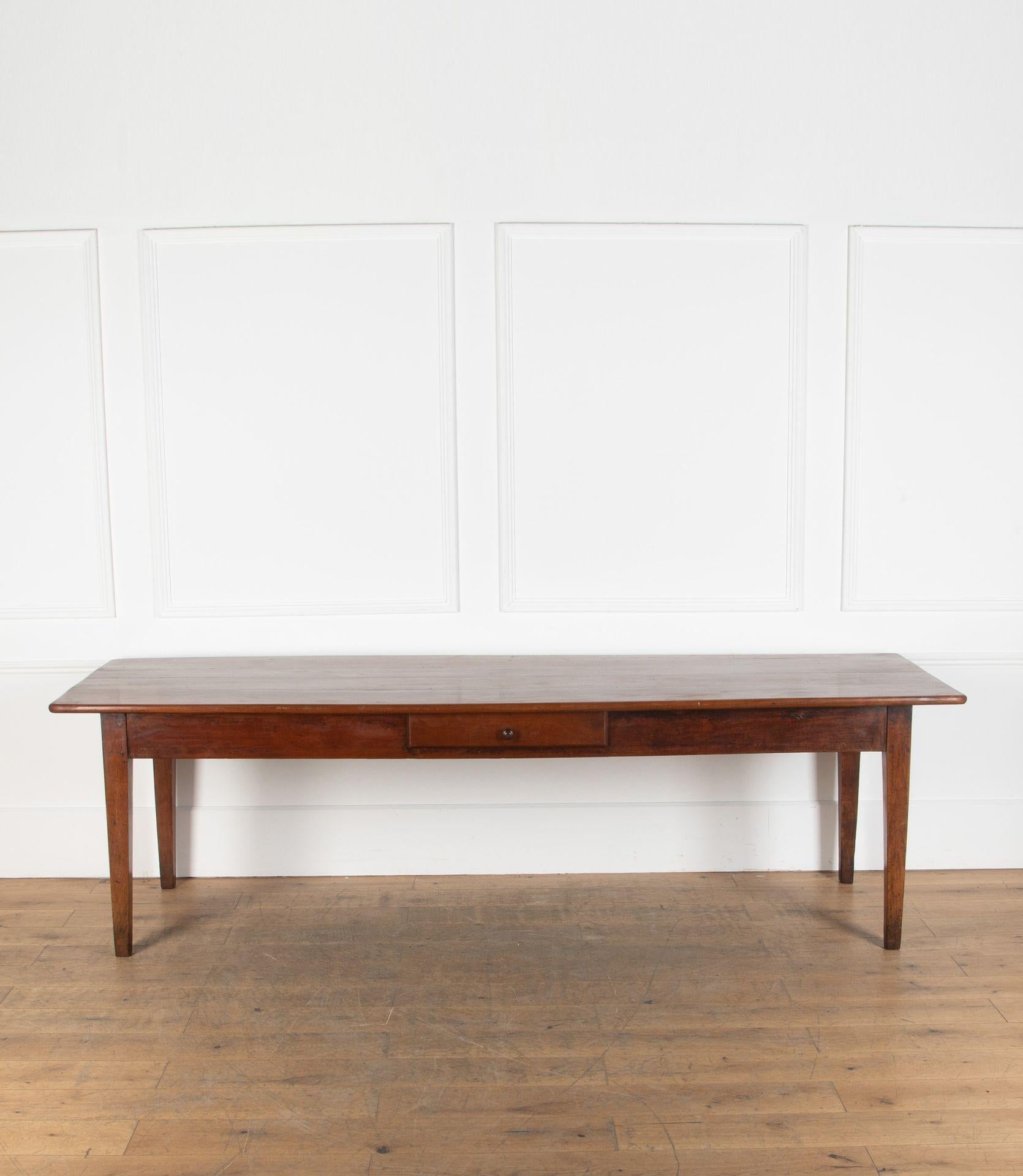 Merveilleuse table de ferme en cerisier du milieu du 19e siècle.

D'origine française, vers les années 1860, de la région de Bretagne. Cette table peut accueillir huit à dix personnes.