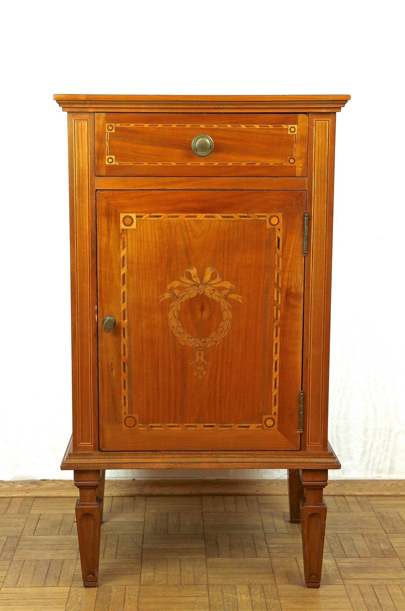 Charmant petit meuble à colonnes ou table d'appoint du XIXe siècle, de la fin de la période dite du 