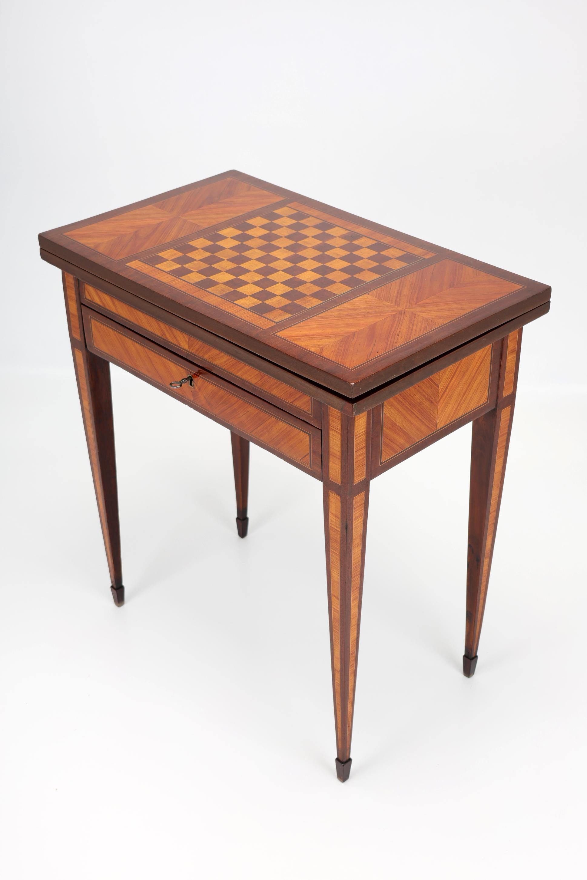 Tavolo da gioco del XIX secolo per il gioco del chass e delle carte
1840, Francia
Palissandro e mogano

Magnifico tavolo da gioco con campo da scacchi sul piano e impiallacciatura simmetrica in palissandro. Dopo aver girato il piano del tavolo di 90