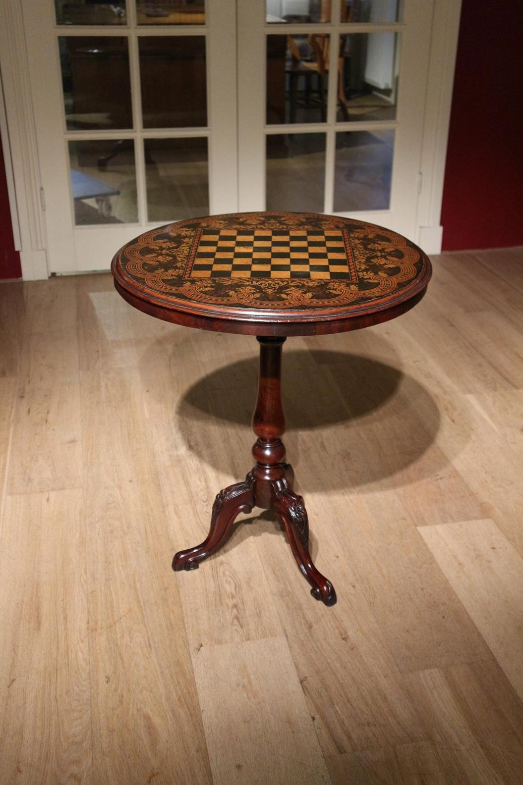 Beautiful antique walnut chess table in good and original condition. The table is, a pen work table. The decorations are made with a quill pen. This was a technique used in England in the 19th century. In this way furniture could be beautifully