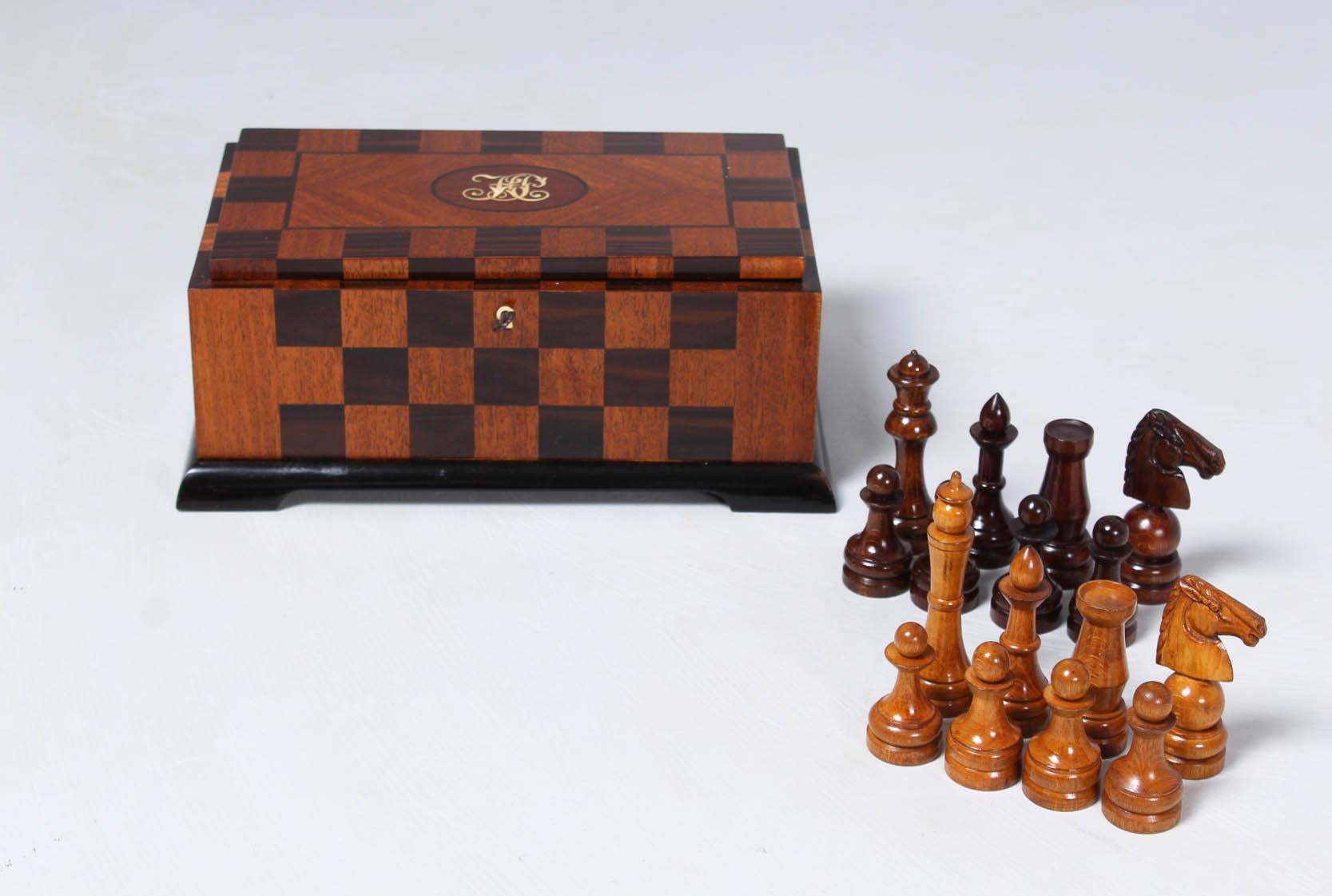 19th Century Chess Table, Italy 'Sorrento', circa 1850, Walnut with Marquetry 8