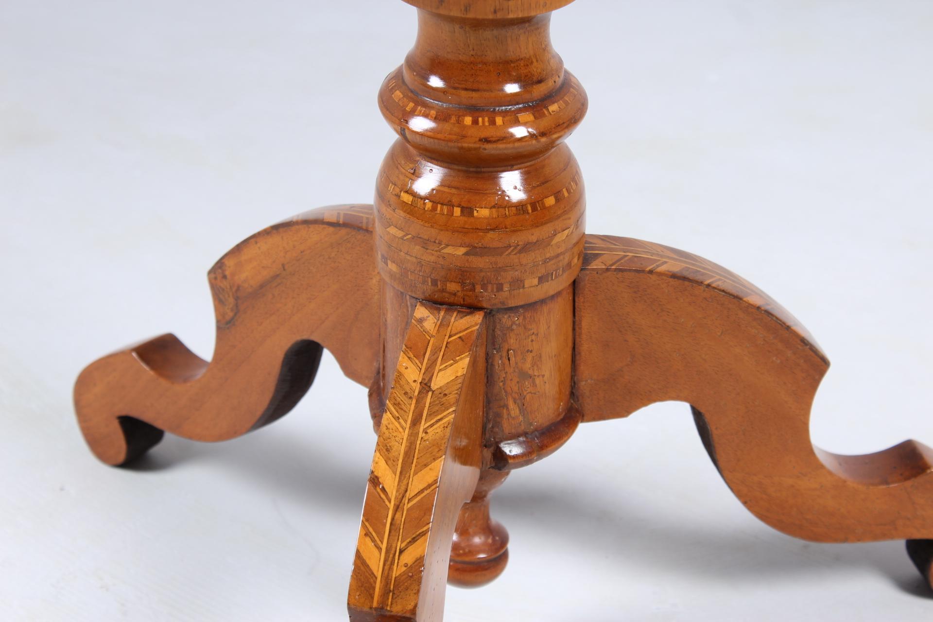Antique chess table with set of chess pieces included

Italy (Sorrento)
Walnut etc.
19th century, Historism circa 1850

Dimensions:
H x W x D: 74 cm x 61 cm x 61 cm

Description:
Very richly inlaid and marked piece of furniture.
Tripod base. Curved