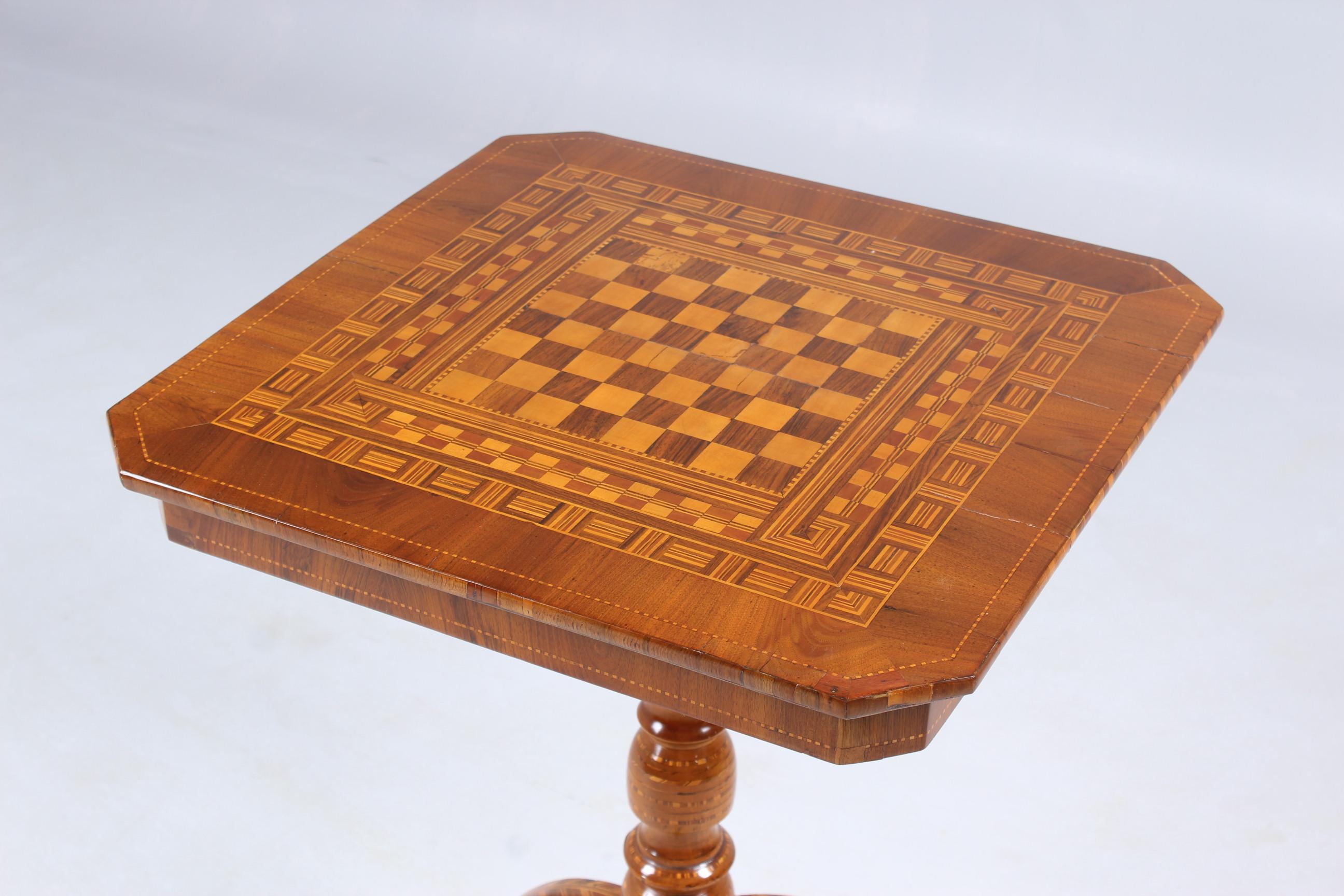 19th Century Chess Table, Italy 'Sorrento', circa 1850, Walnut with Marquetry In Good Condition In Greven, DE