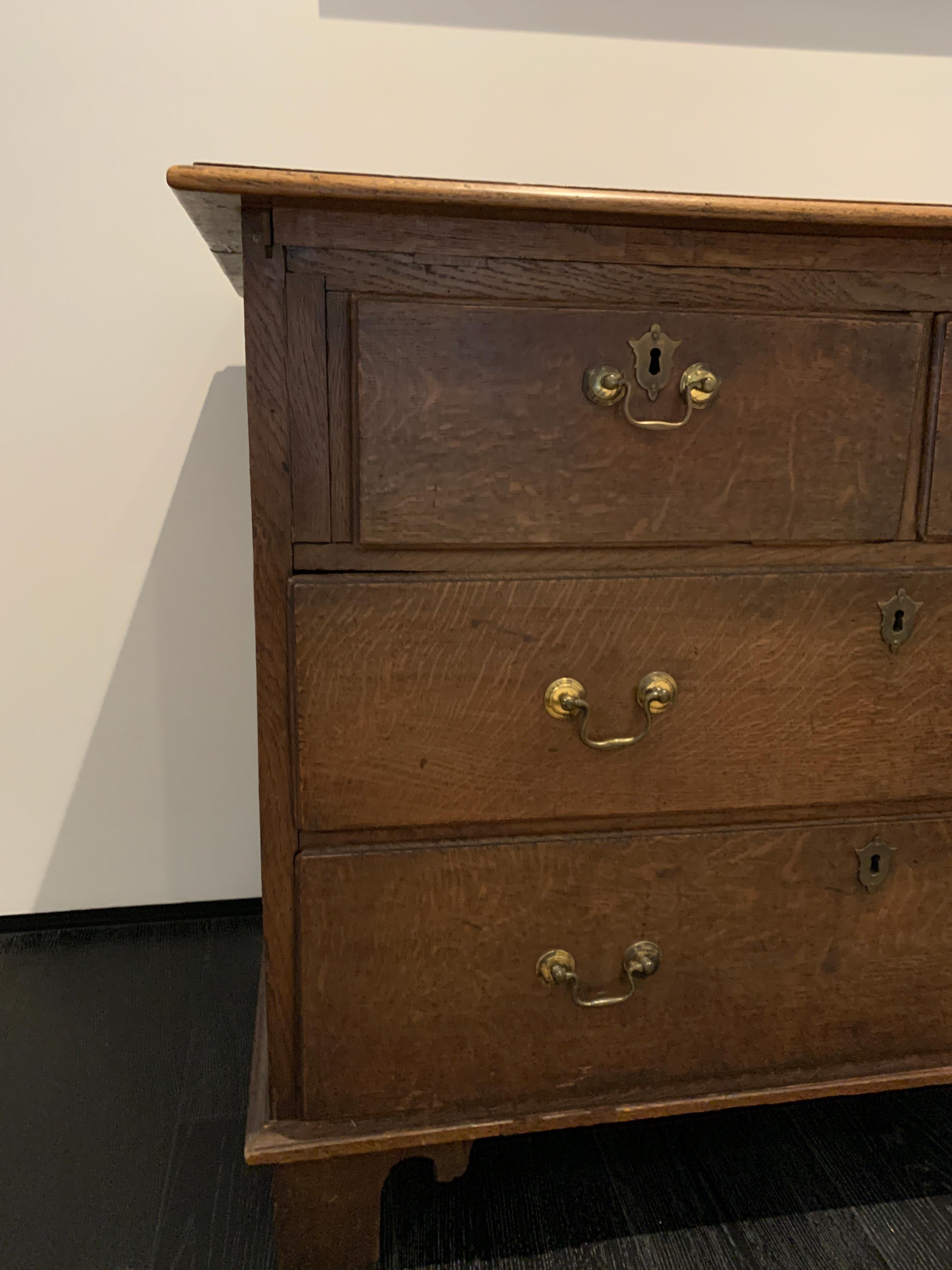 British 19th Century Chest of Drawers in Medium Brown Oak For Sale