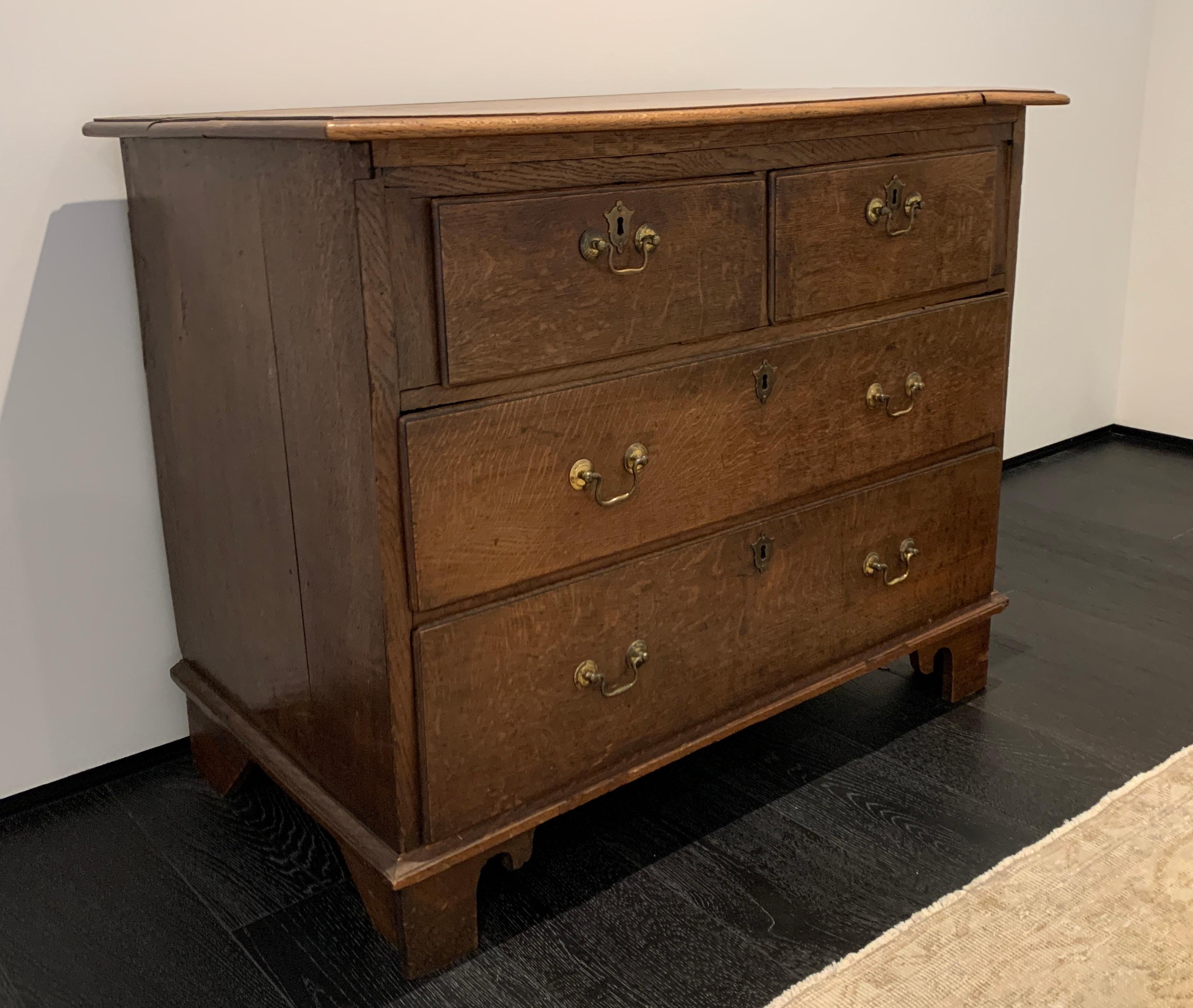 19th Century Chest of Drawers in Medium Brown Oak In Good Condition For Sale In West Hollywood, CA