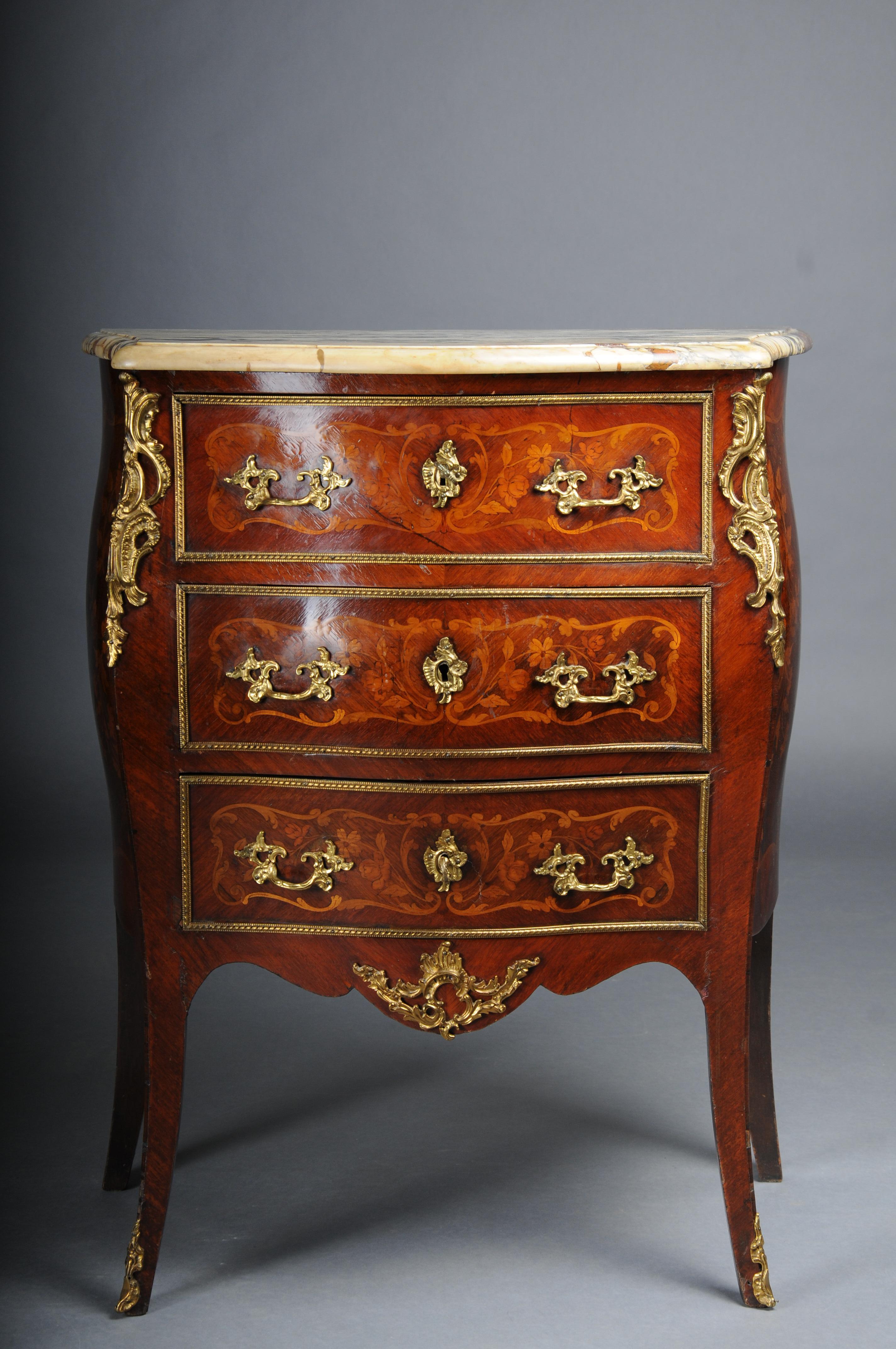 19th Century chest of drawers Louis XV, Paris

Very well finished inlaid chest of drawers
Curved shape made of solid HLZ oak. 3Lockable drawer fronts with ornate bronze handles.

Profiled thick cover plate made of white marble with dark