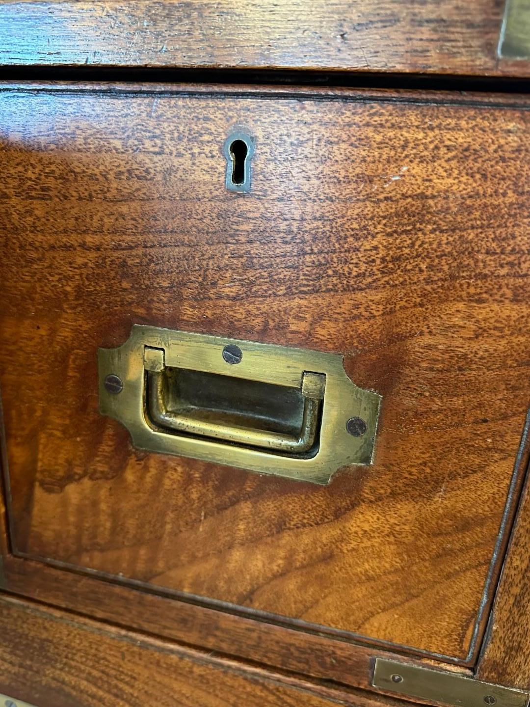 Cassettiera del XIX secolo con segretaria in vendita 2