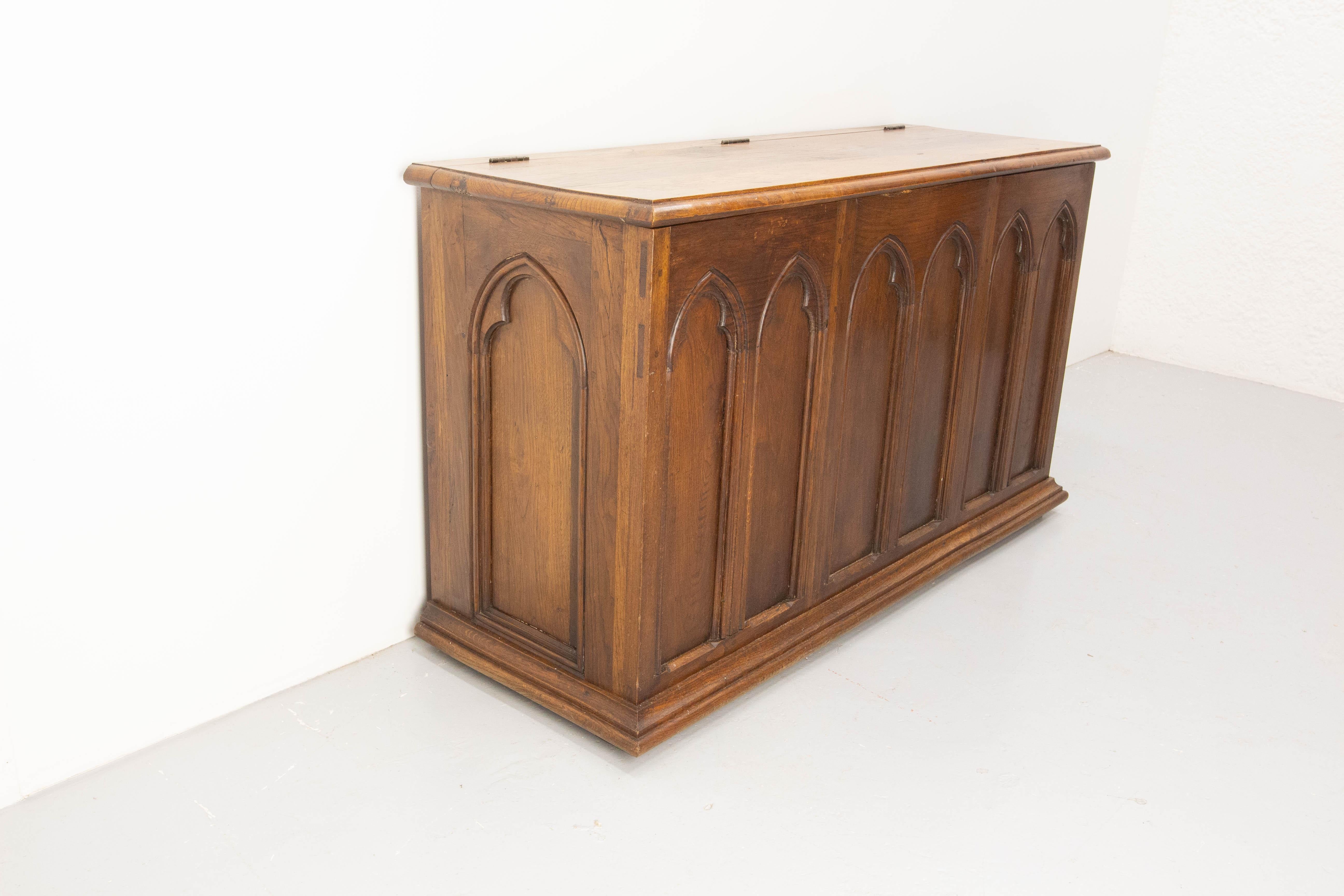 19th Century Chest or Coffer Carved Oak, French Gothic Revival Style In Good Condition For Sale In Labrit, Landes
