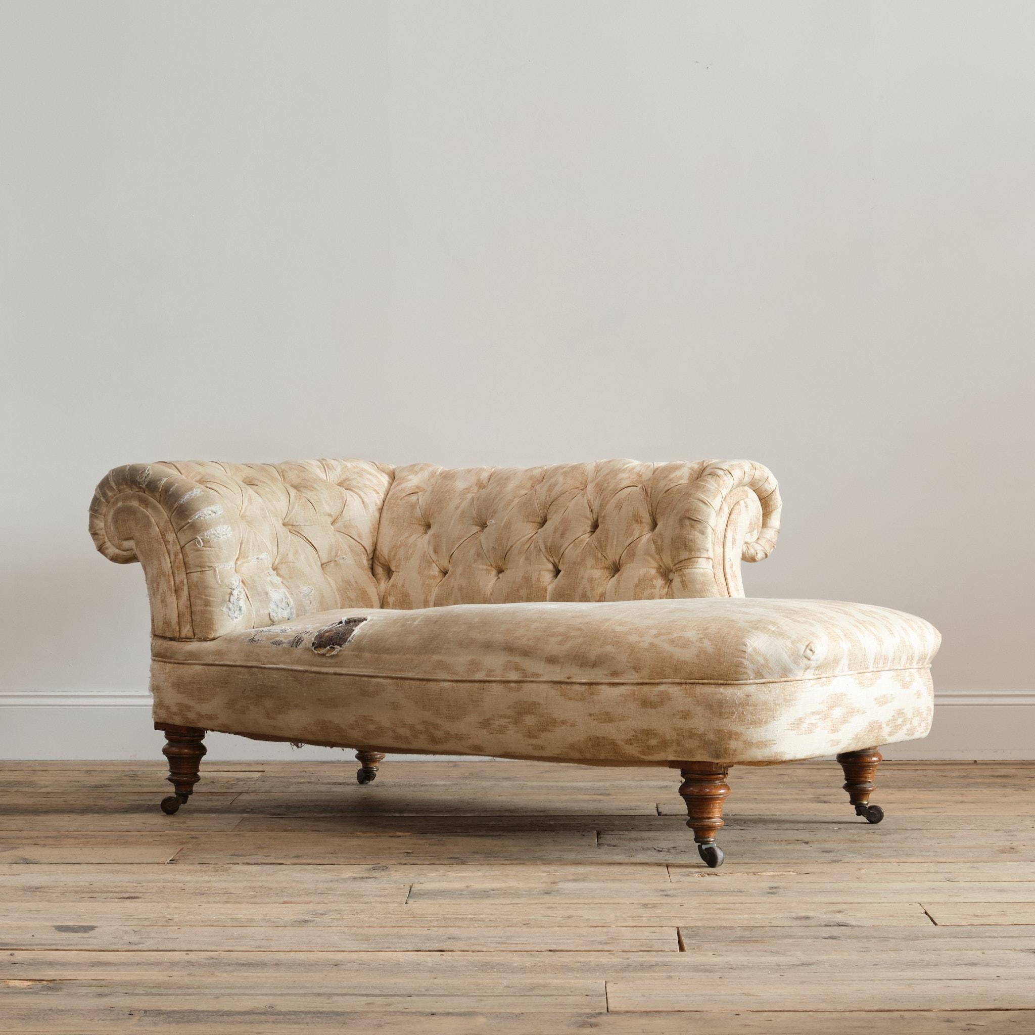 Chaise longue de casa de campo del siglo XIX, por Jas Shoolbred - Londres. c1880. Levantada sobre 4 patas torneadas de nogal con las ruedas estampadas originales de Shoolbred. Este ejemplo procede de un anteproyecto de la renombrada Howard and Sons