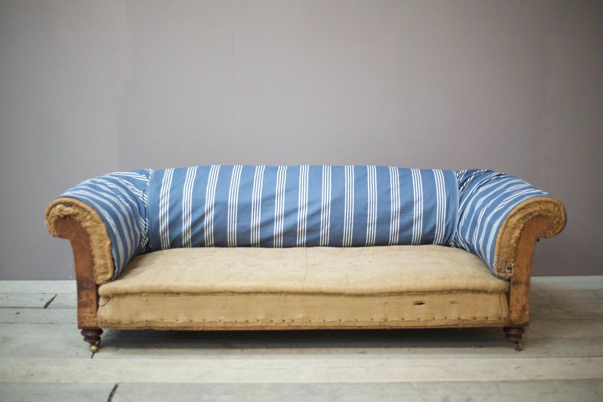 19th Century Chesterfield Sofa, Cornelius v Smith In Excellent Condition In Malton, GB