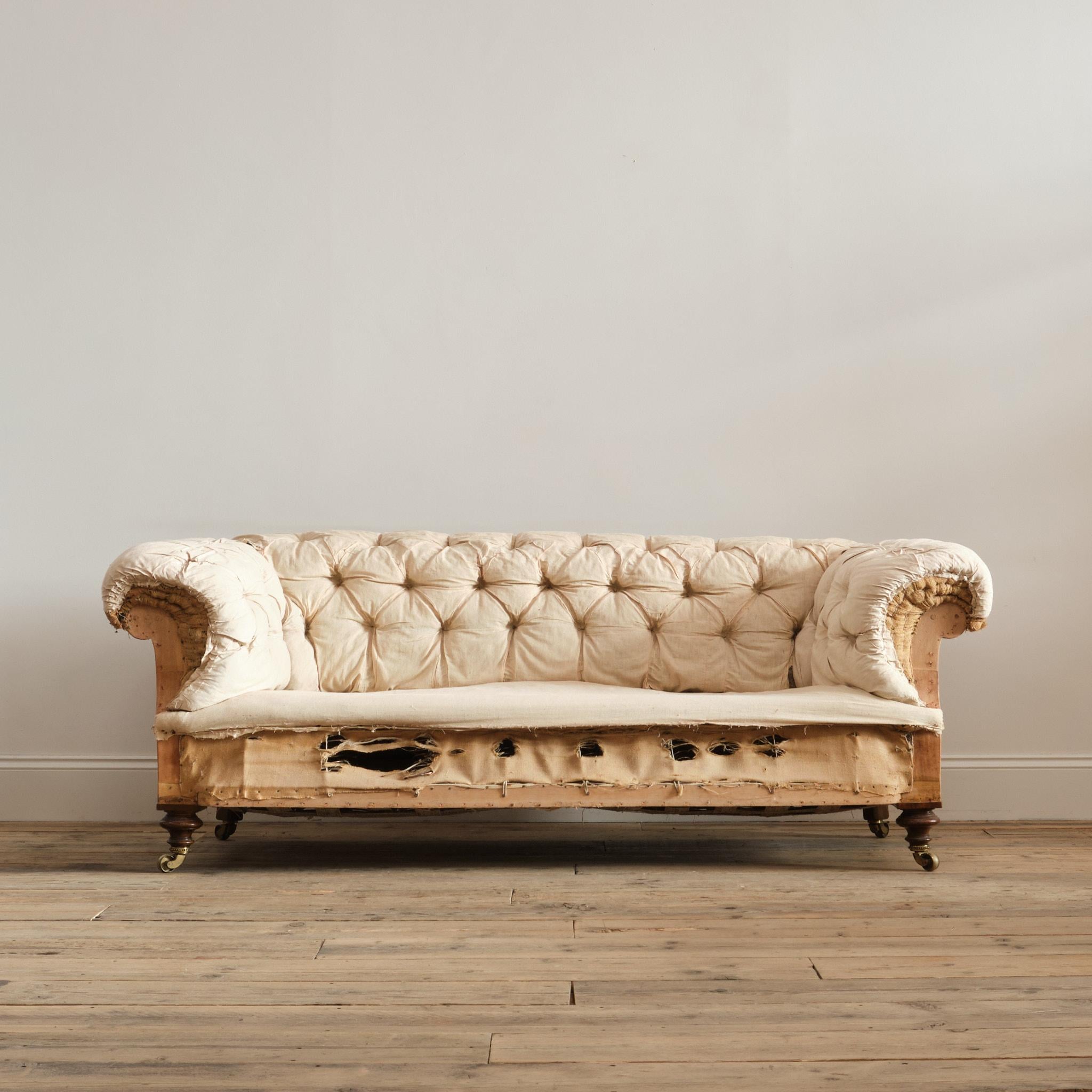 Canapé Chesterfield à 2 places de la fin du 19e siècle, de style maison de campagne, par A.I.C. - Southsea. c1890

Il a conservé sa garniture d'origine, douce et volontairement lâche, avec des boutons en crin de cheval. 

Elle repose sur des pieds
