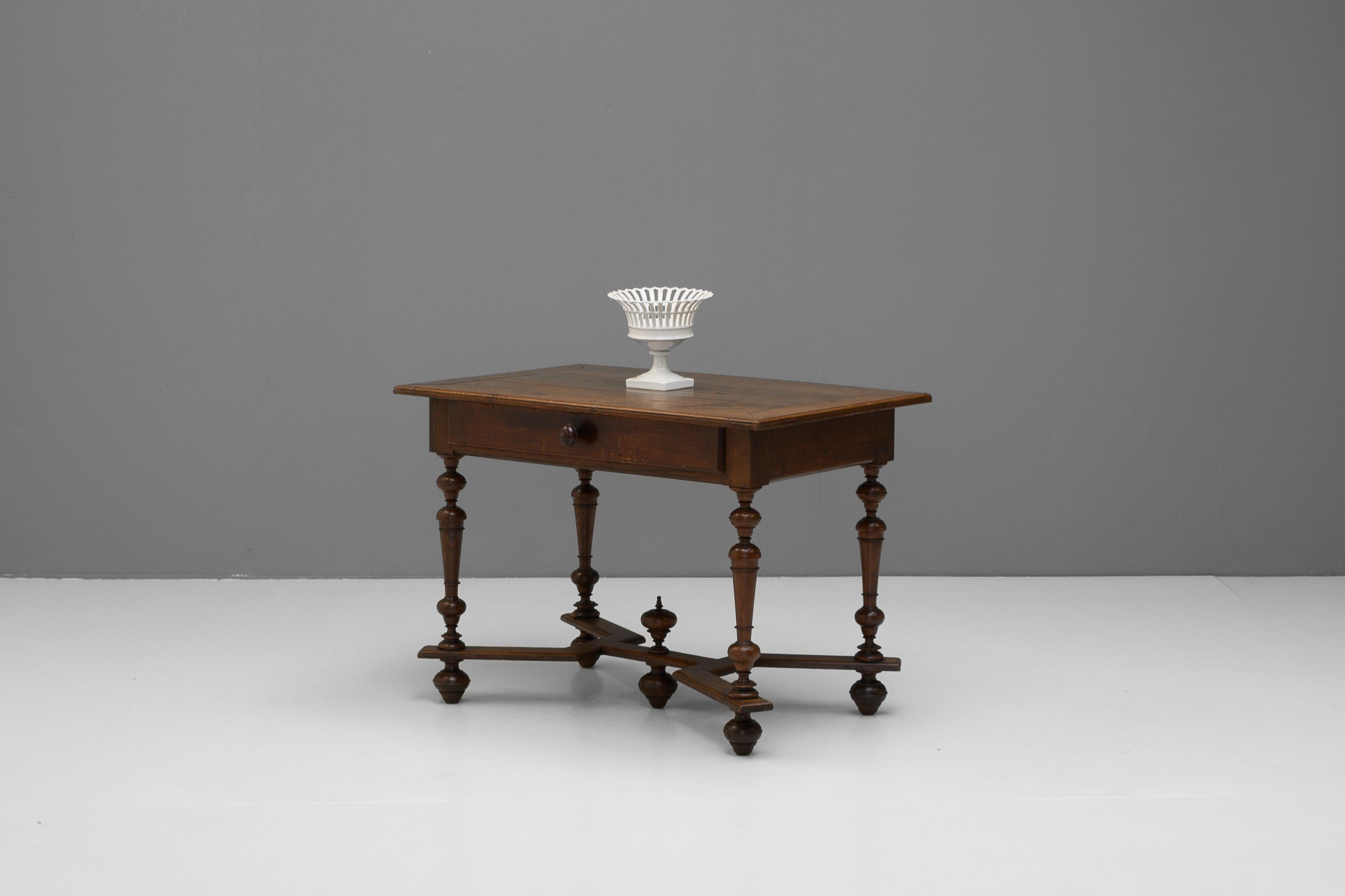 Französischer Beistelltisch mit einer Schublade aus Kastanienholz und geformten Bahren. Circa 1850.