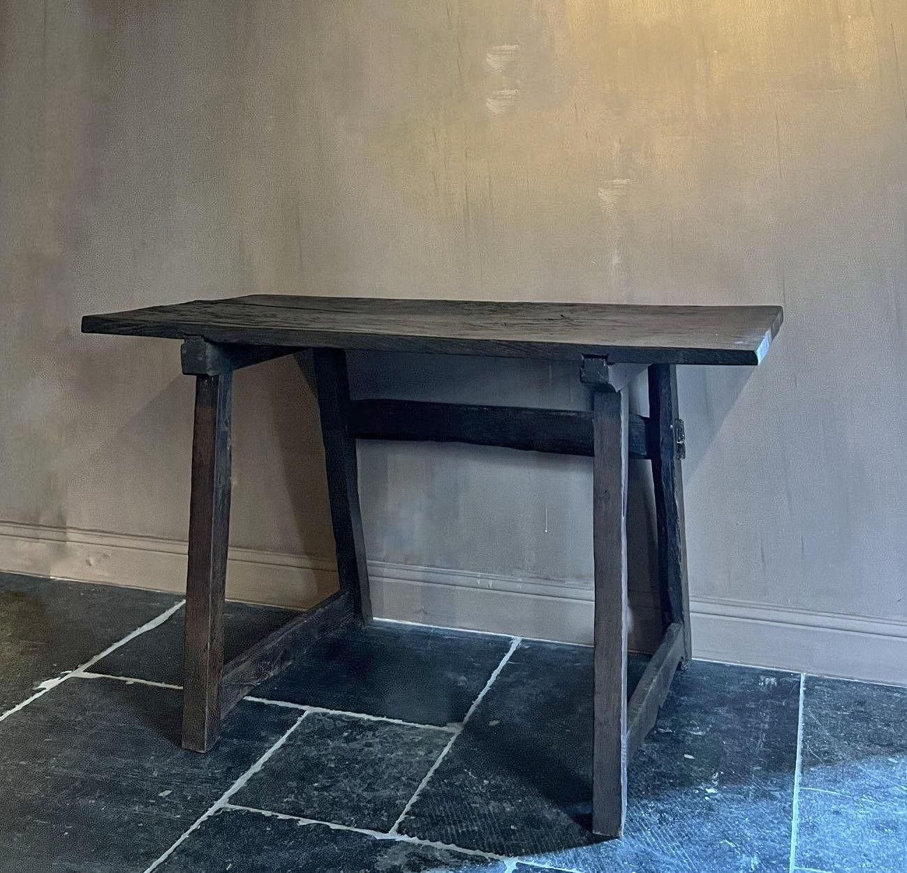 19th Century Chestnut Side Trestle Table In Good Condition In Vosselaar, BE