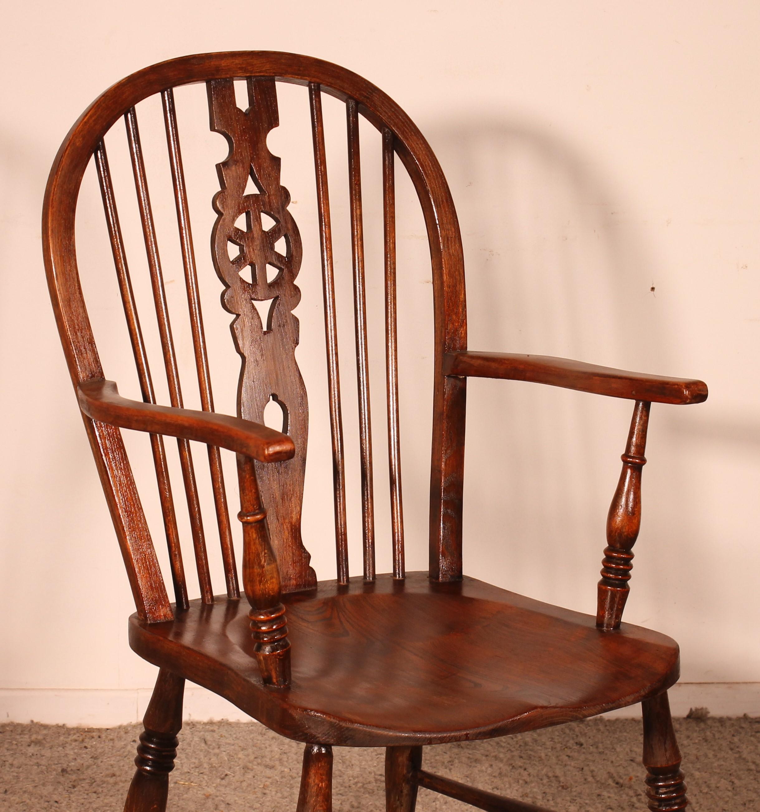 beau fauteuil Windsor anglais du 19e siècle en châtaignier

Très beau fauteuil de bonne qualité et qui possède un élégant piétement et une décoration sur le dossier appelée Wheelback

Très belle patine et superbe état.
hauteur d'assise de 46