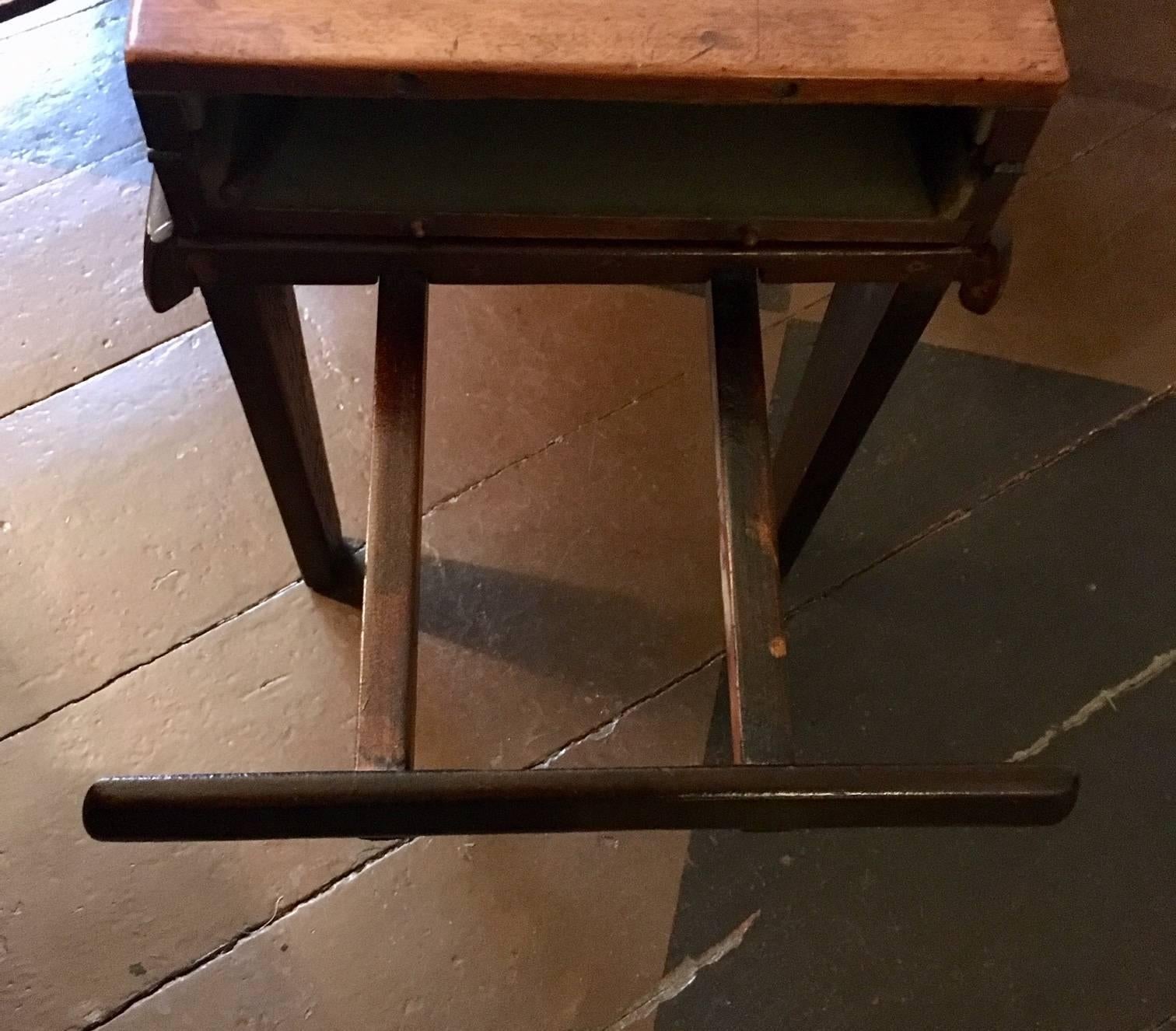 Fait main Table d'enfant Bagatelle en acajou du 19e siècle, datant d'environ 1840 en vente