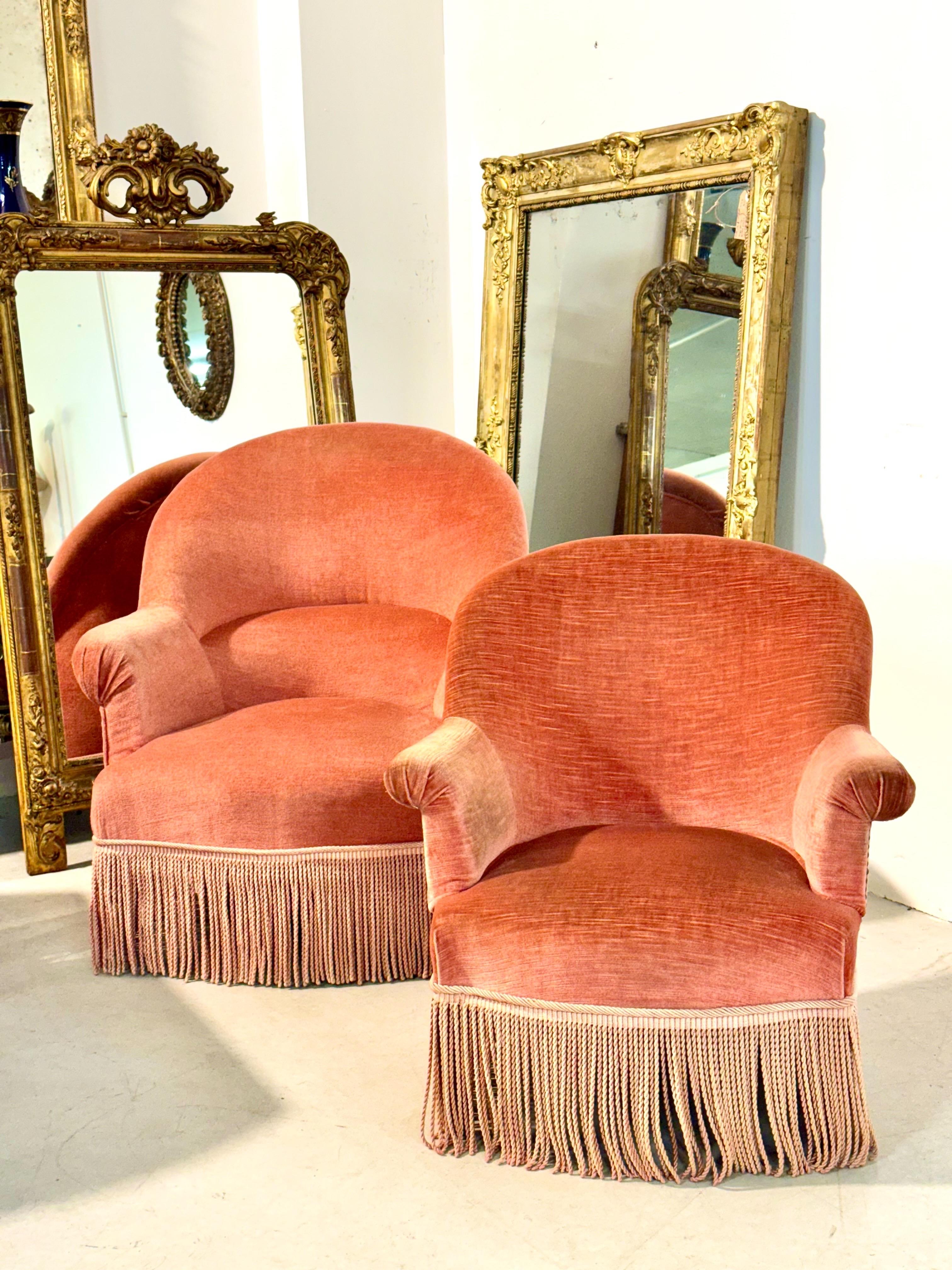 Sillón infantil de terciopelo del siglo XIX con flecos decorativos en venta 1