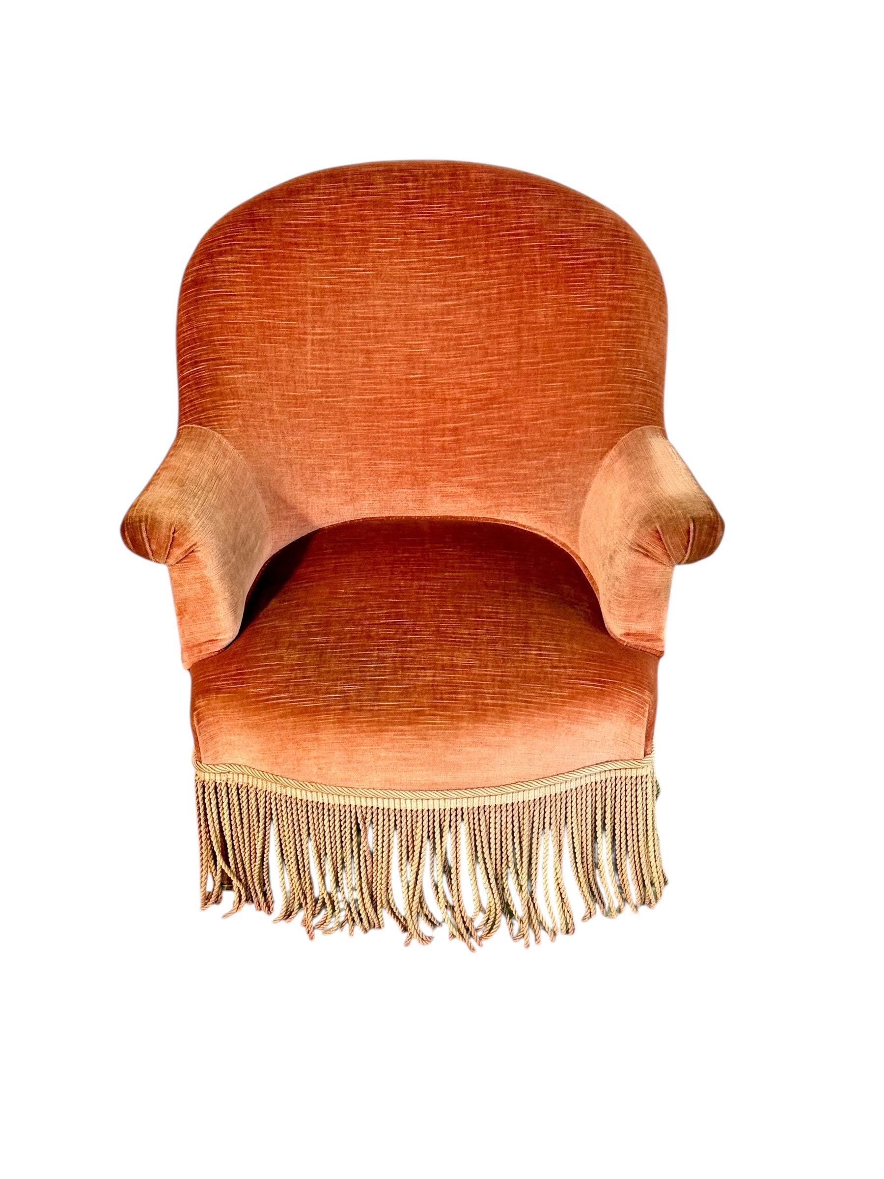 Sillón infantil de terciopelo del siglo XIX con flecos decorativos en venta 2