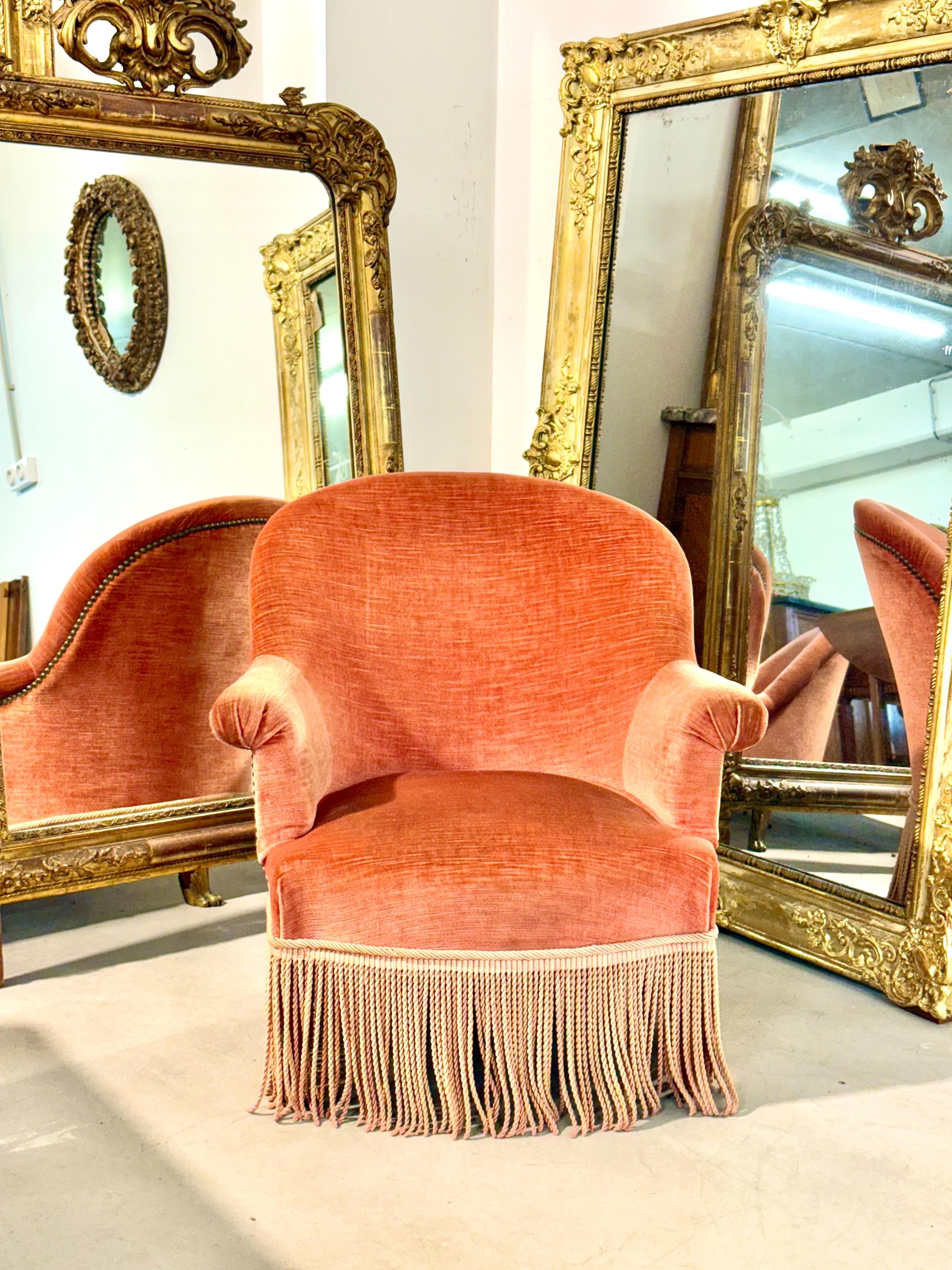 Sillón infantil de terciopelo del siglo XIX con flecos decorativos en venta 3