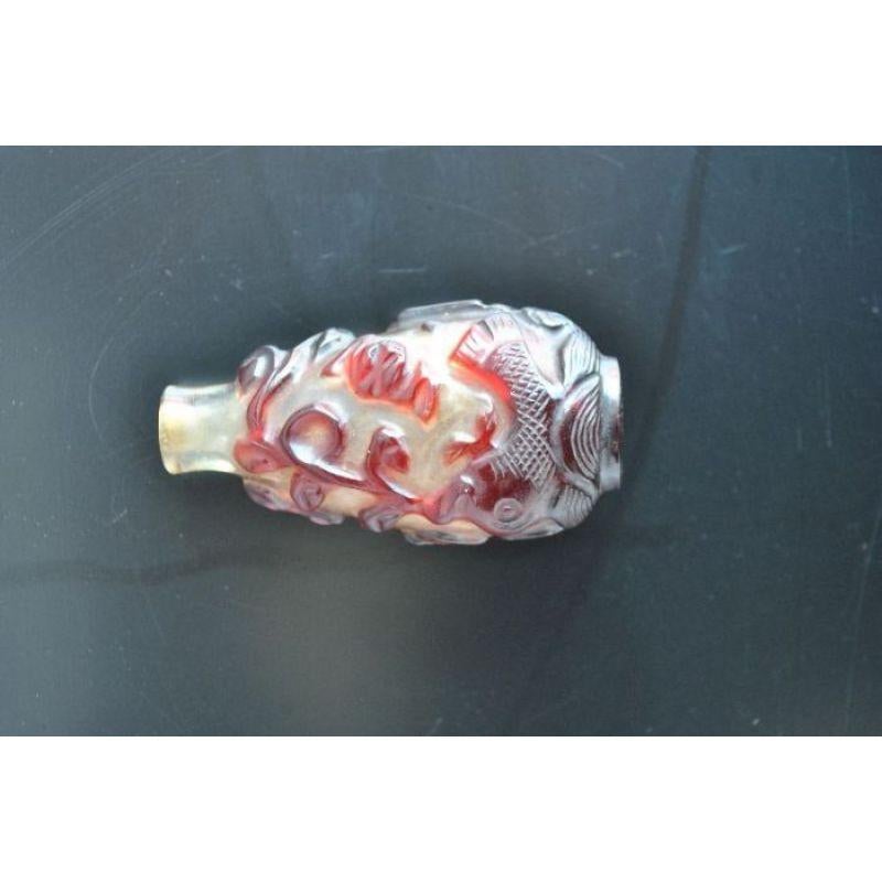 Petite bouteille en porcelaine de Chine du XIXe siècle d'une hauteur de 7 cm décorée de poissons.

Informations complémentaires :
Matériau : Verre et cristal
