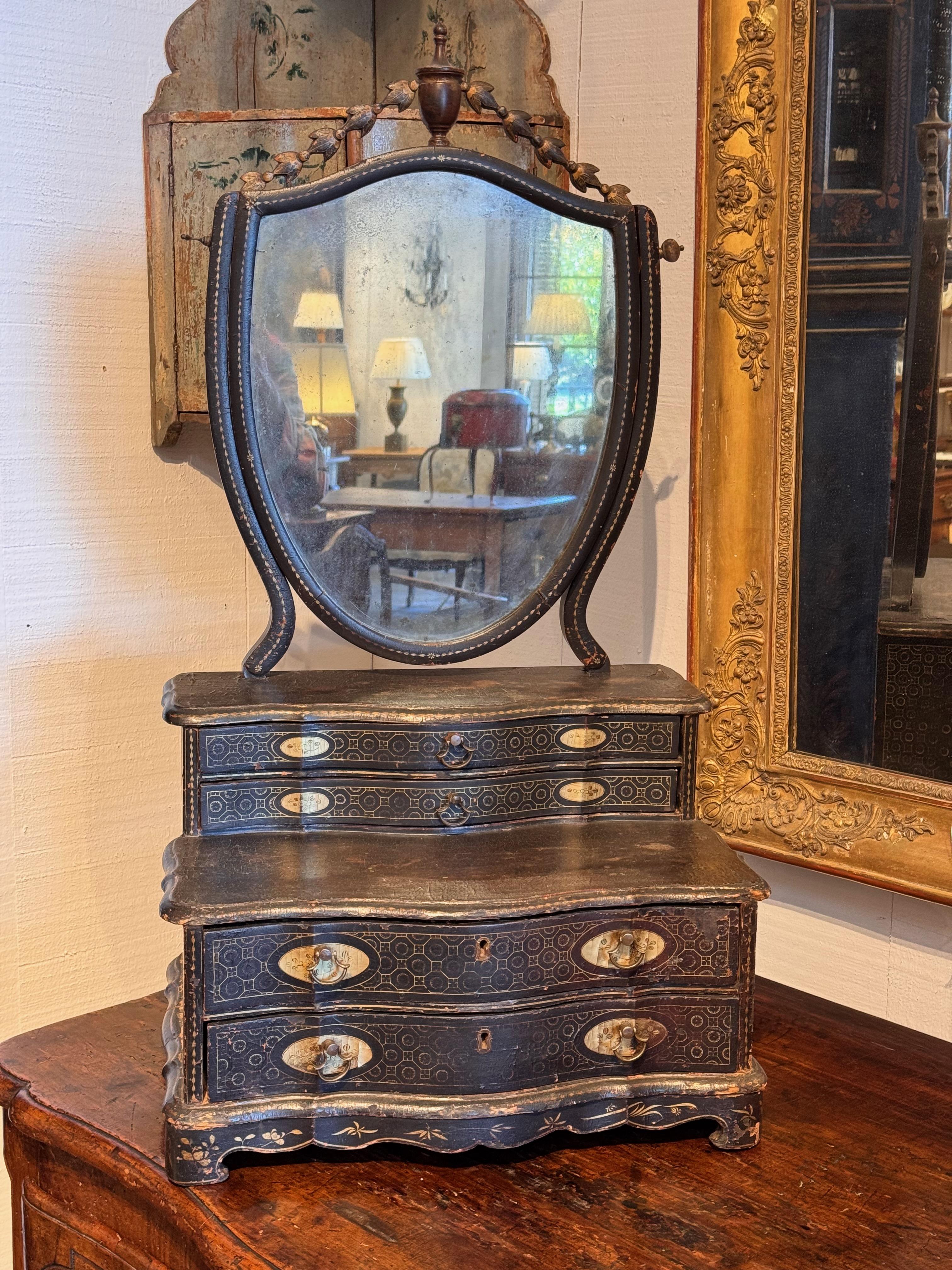 Chinois Miroir de coiffeuse laqué du 19e siècle, commerce de Chine en vente