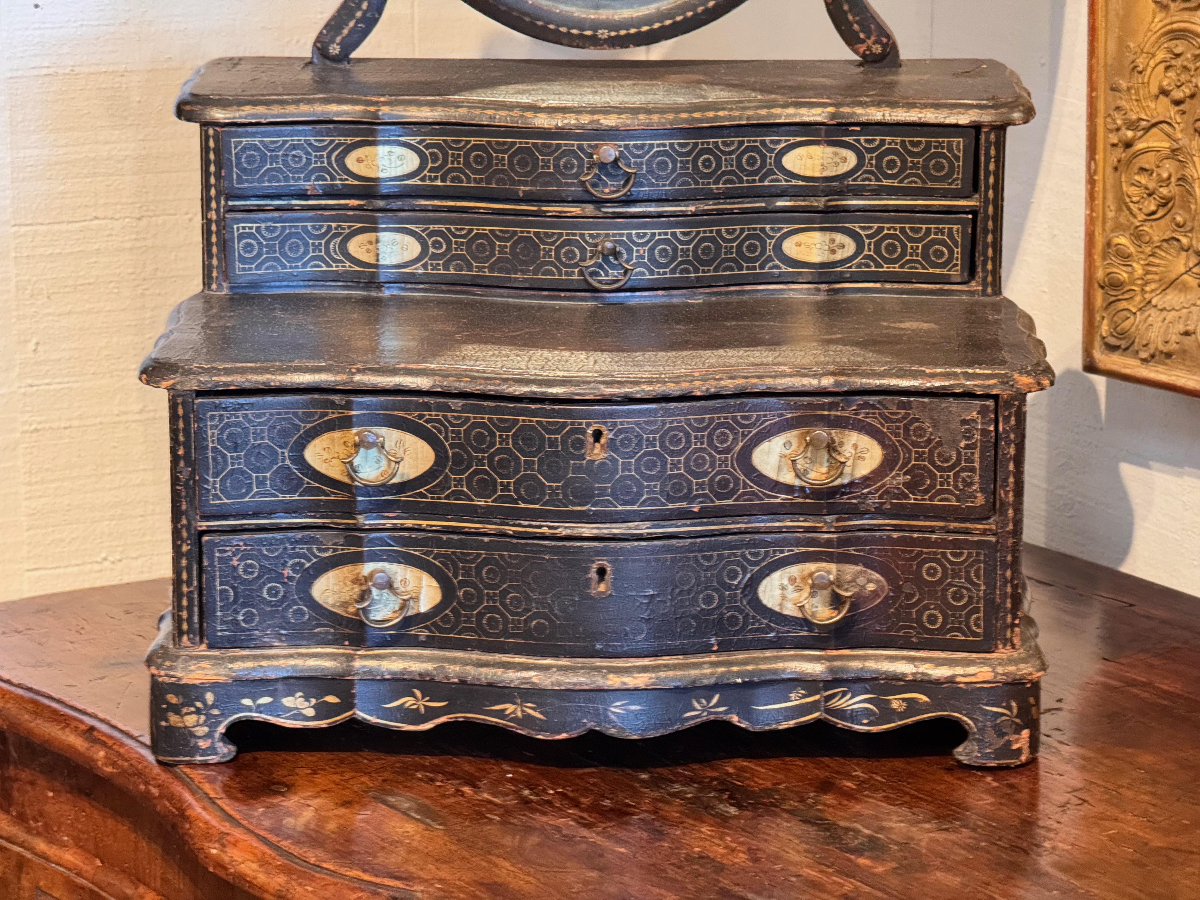 Miroir de coiffeuse laqué du 19e siècle, commerce de Chine Bon état - En vente à Charlottesville, VA