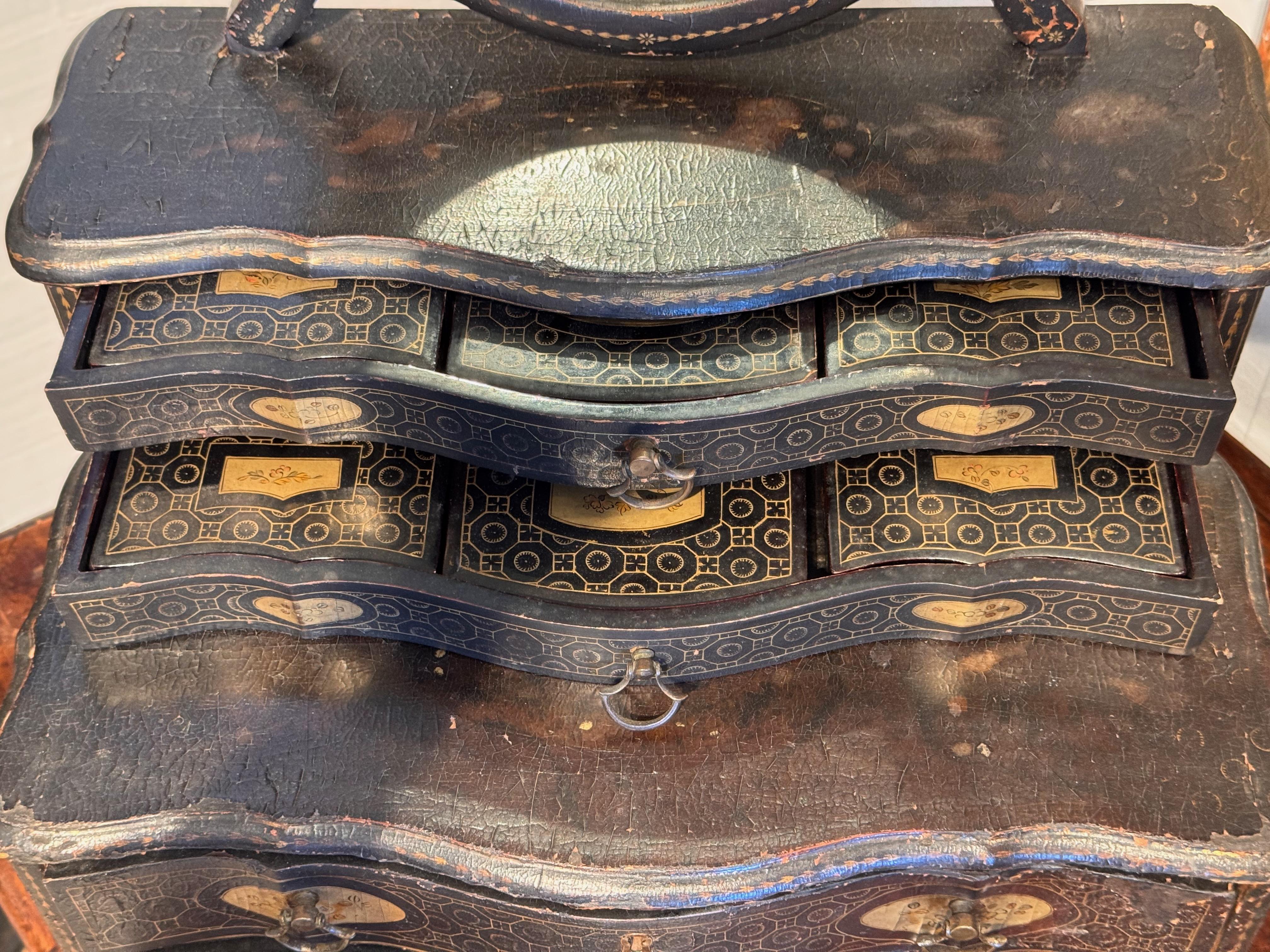 Miroir de coiffeuse laqué du 19e siècle, commerce de Chine en vente 4