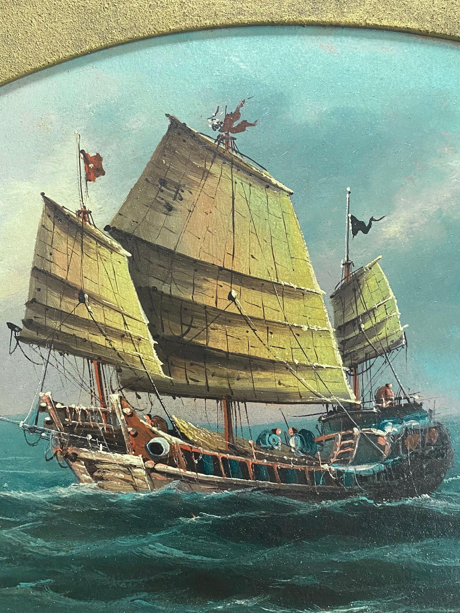 Paysage marin de commerce chinois du XIXe siècle avec une jonque, par Lee Heng, vers 1870, une huile sur panneau avec une grande jonque chinoise à pleine voile au premier plan, quatre autres embarcations à l'arrière-plan (dont deux pourraient être