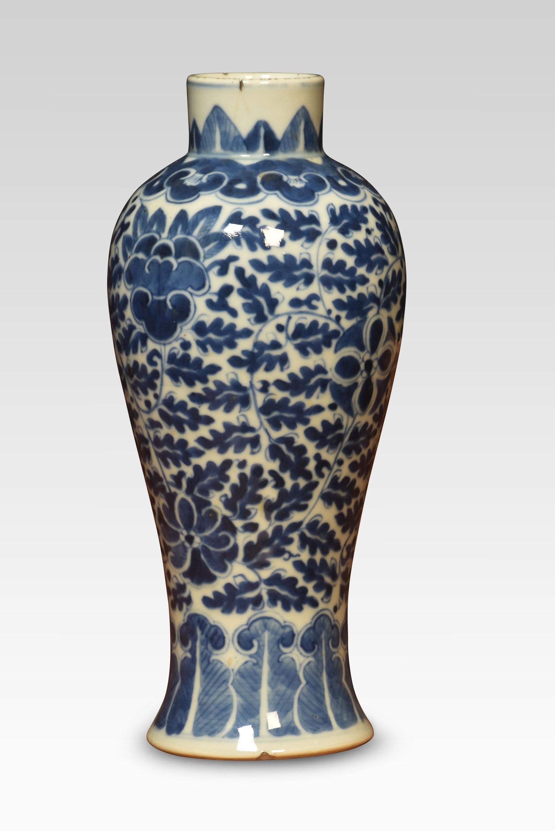 19th-century blue and white porcelain vase with leaf decoration on a circular base with some chips to the rim.
Dimensions
Height 10 Inches
Width 4 Inches
Depth 4 Inches