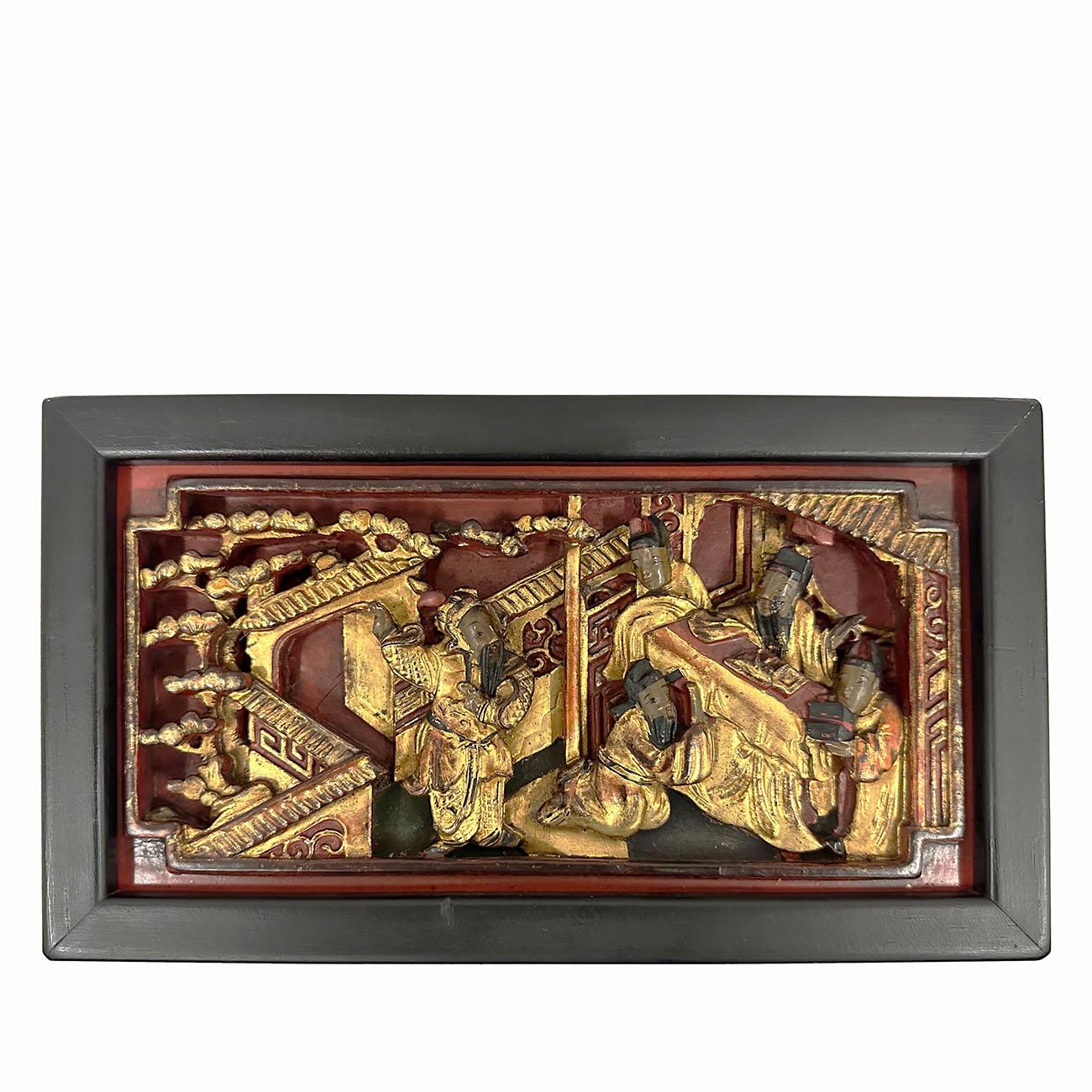 Dieser Satz von drei antiken chinesischen Holzschnitzereien hat sehr tiefe 3D-Schnitzereien Werke der chinesischen Volkskunst - Chinesische Oper mit Gold. Diese sehr detaillierten Schnitzarbeiten sind aus einem Stück Holz geschnitzt und mit einem