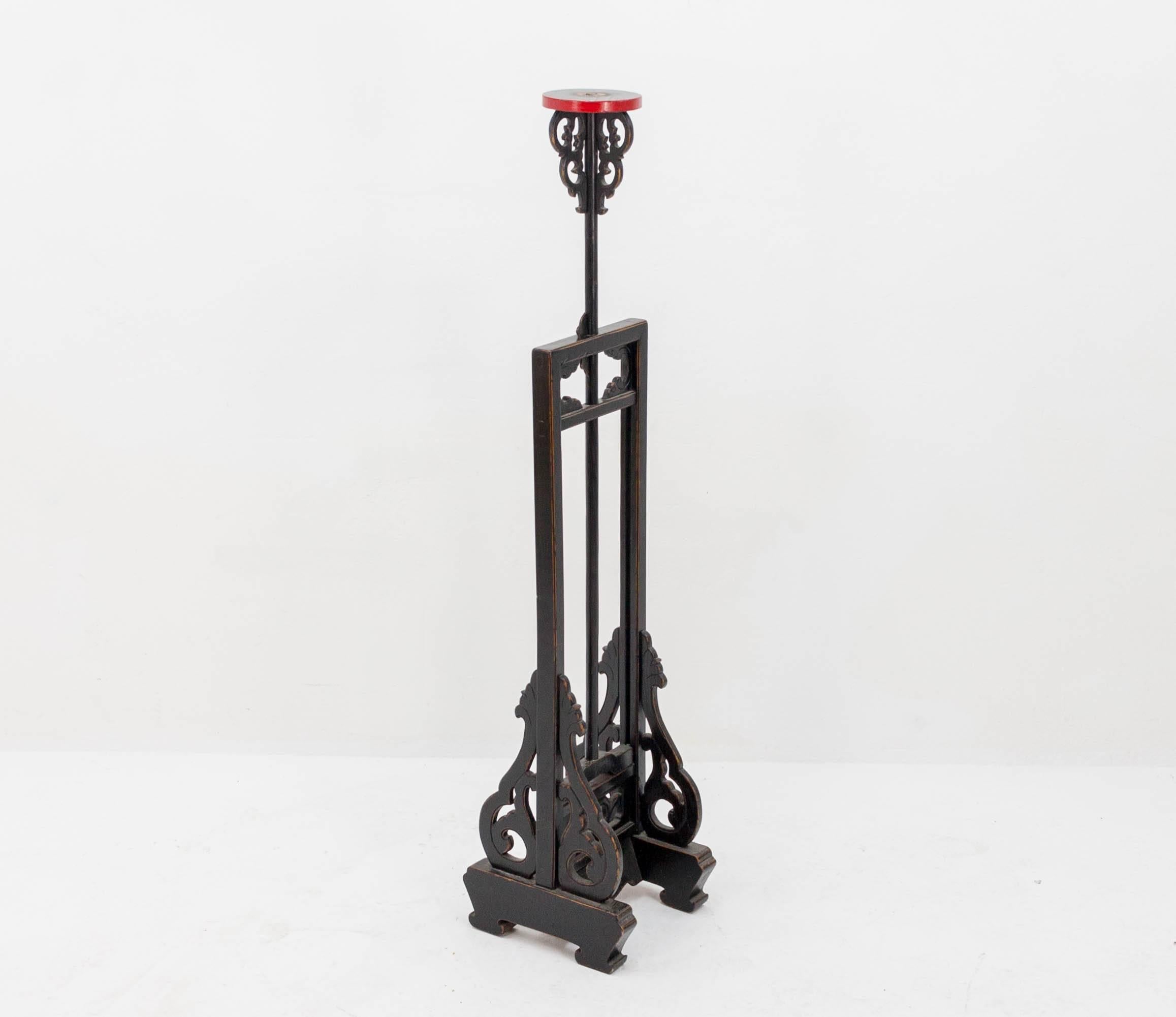 Elegant 19th century Chinese lantern stand. Height-adjustable from 140 cm all the way up to 200 cm.