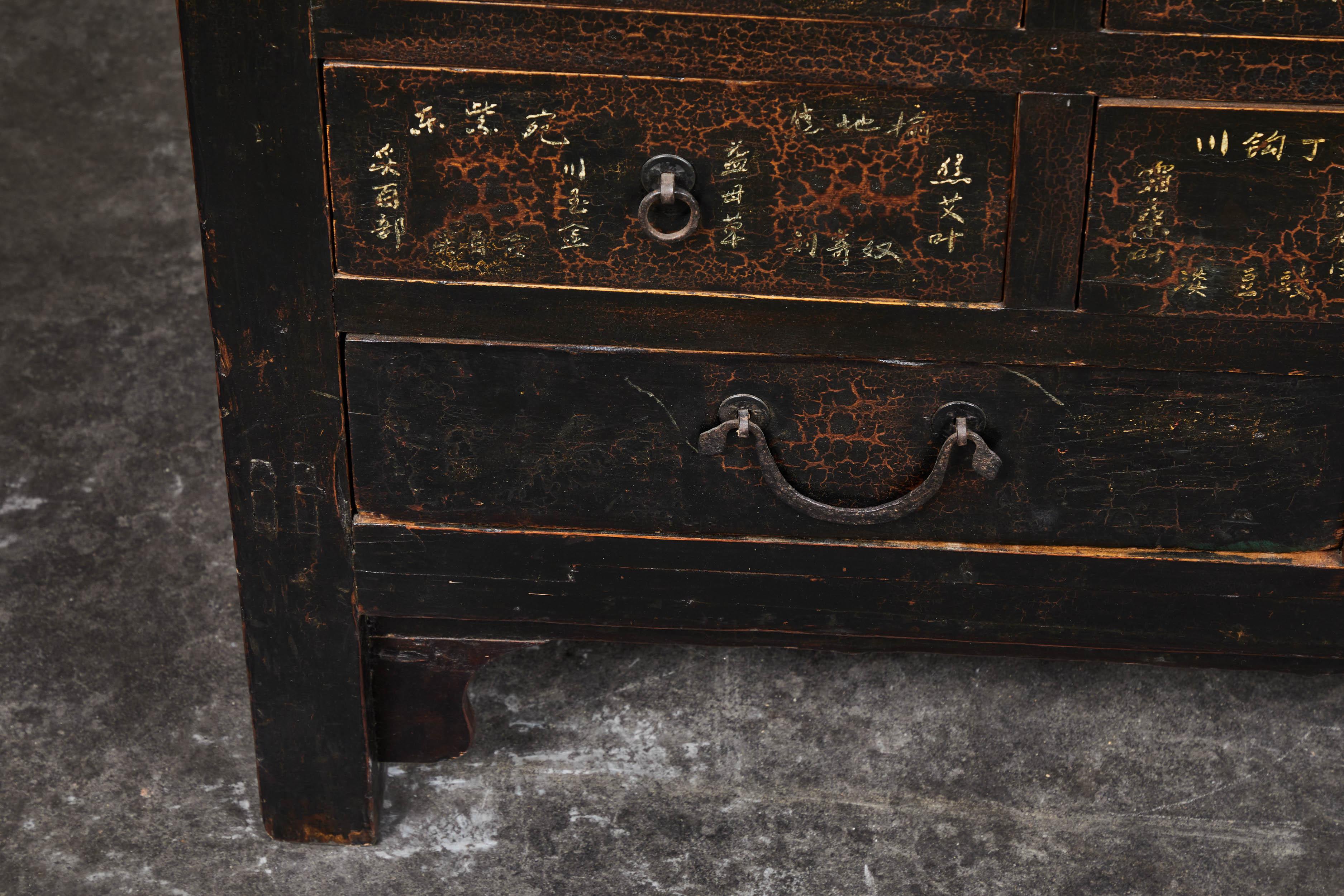 Une remarquable armoire d'apothicaire chinoise du 19ème siècle. Avec 24 tiroirs et 2 grands tiroirs inférieurs. Chaque petit tiroir est orné d'une écriture chinoise et de poignées en laiton.