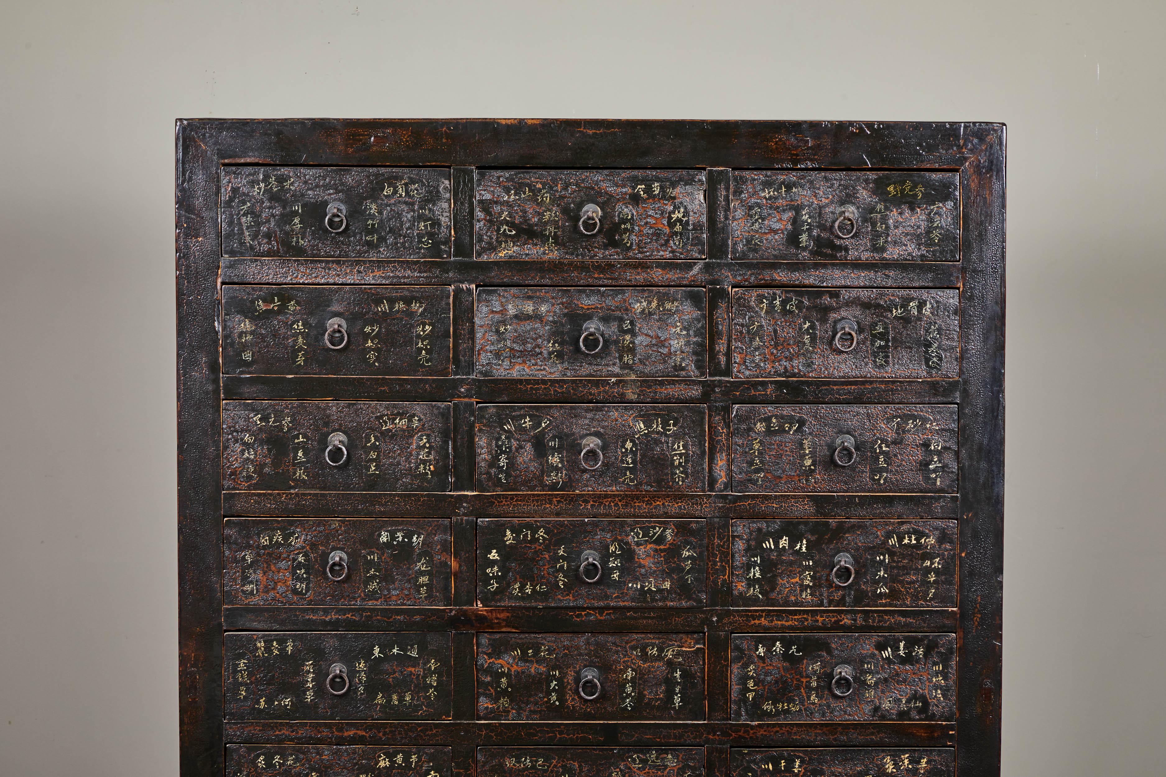 Chinois Armoire d'apothicaire chinoise du 19ème siècle avec tiroirs en vente