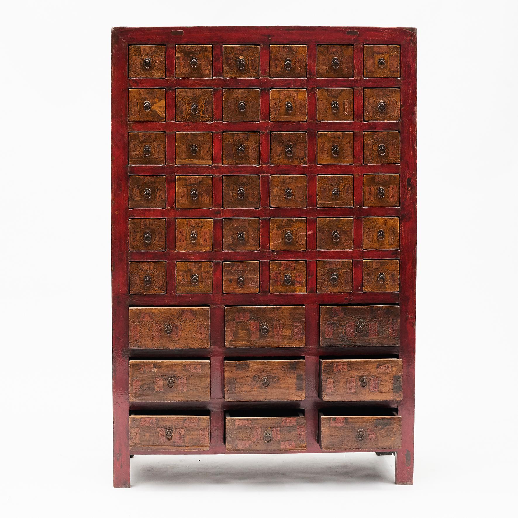Wunderschöne chinesische Apothekertruhen aus der Zeit um 1840-1860 aus der Provinz Shanxi, China. 
45 Schubladen und Originallackierung. In den Schubladen befinden sich noch einige Reste der Beschreibungen mit den Namen der verschiedenen