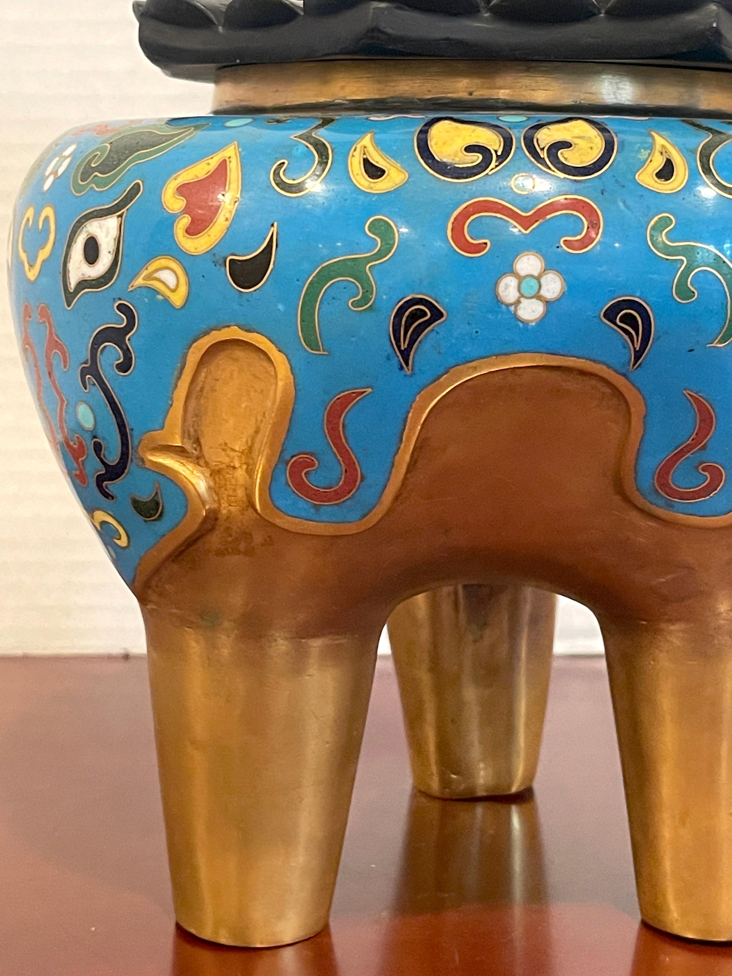 XIXe siècle Encensoir de style archaïque chinois du 19e siècle en cloisonné et laque à motif d'éléphant en vente