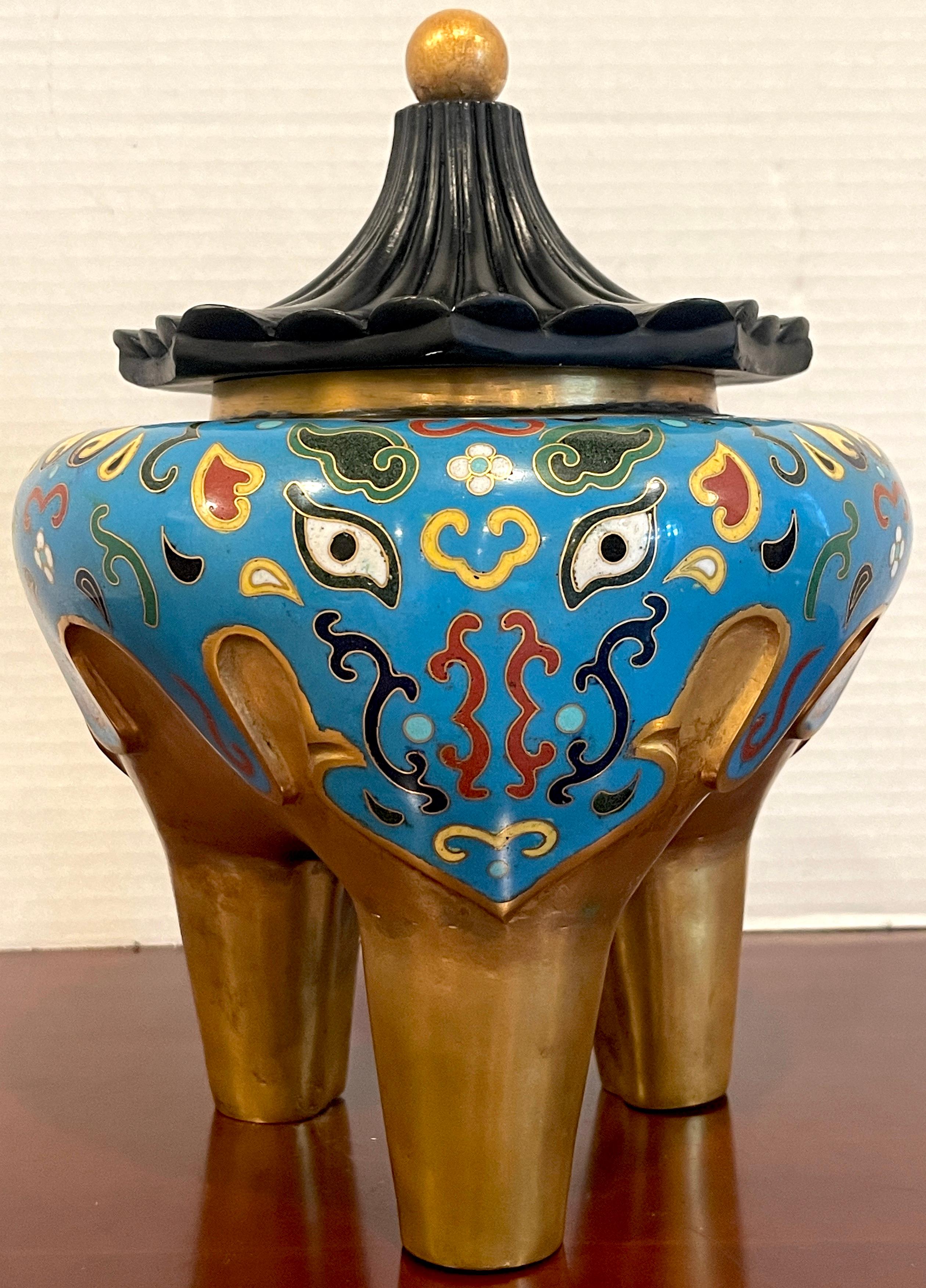 Bronze Encensoir de style archaïque chinois du 19e siècle en cloisonné et laque à motif d'éléphant en vente