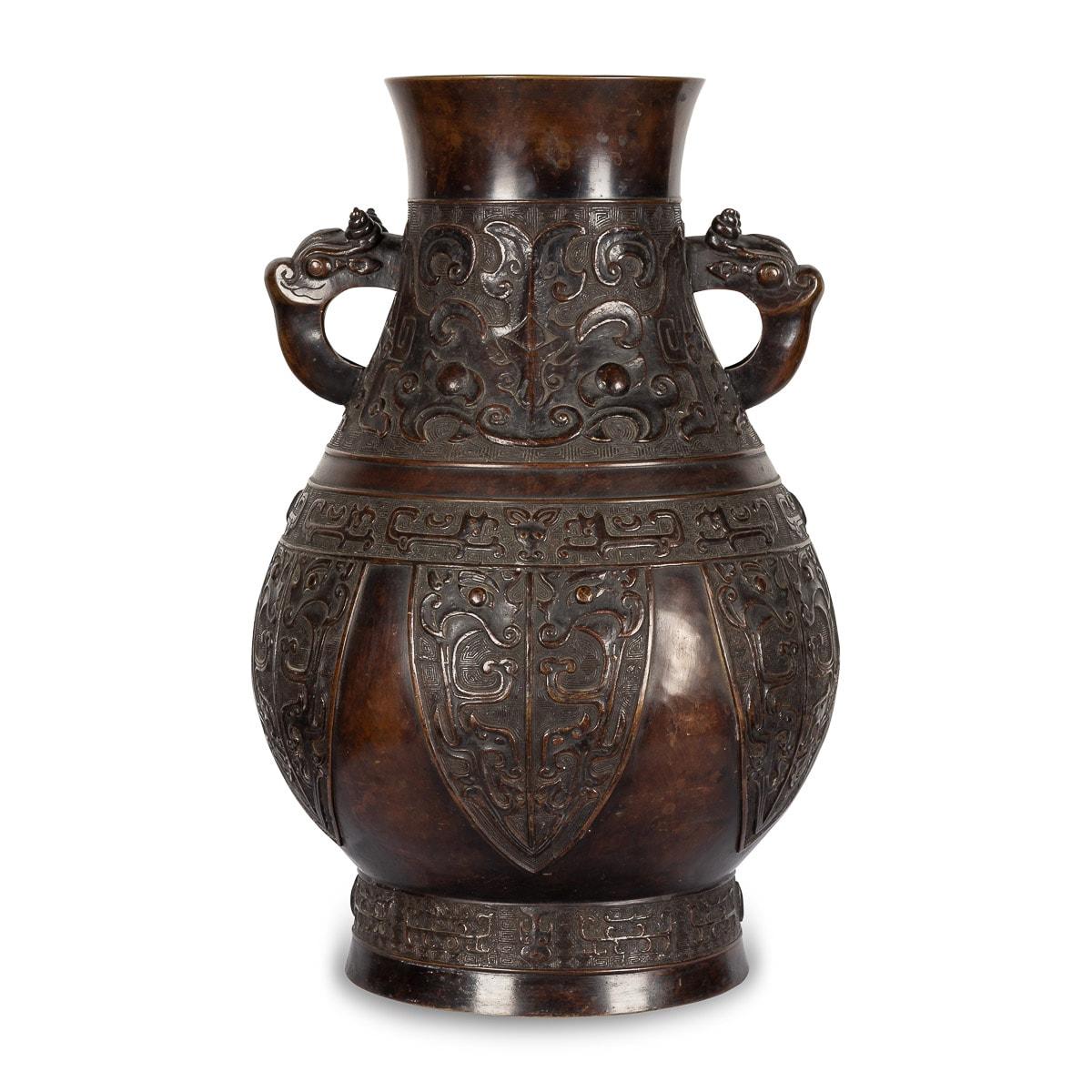 Chinois Vase chinois en bronze archaïque du 19ème siècle, vers 1850 en vente