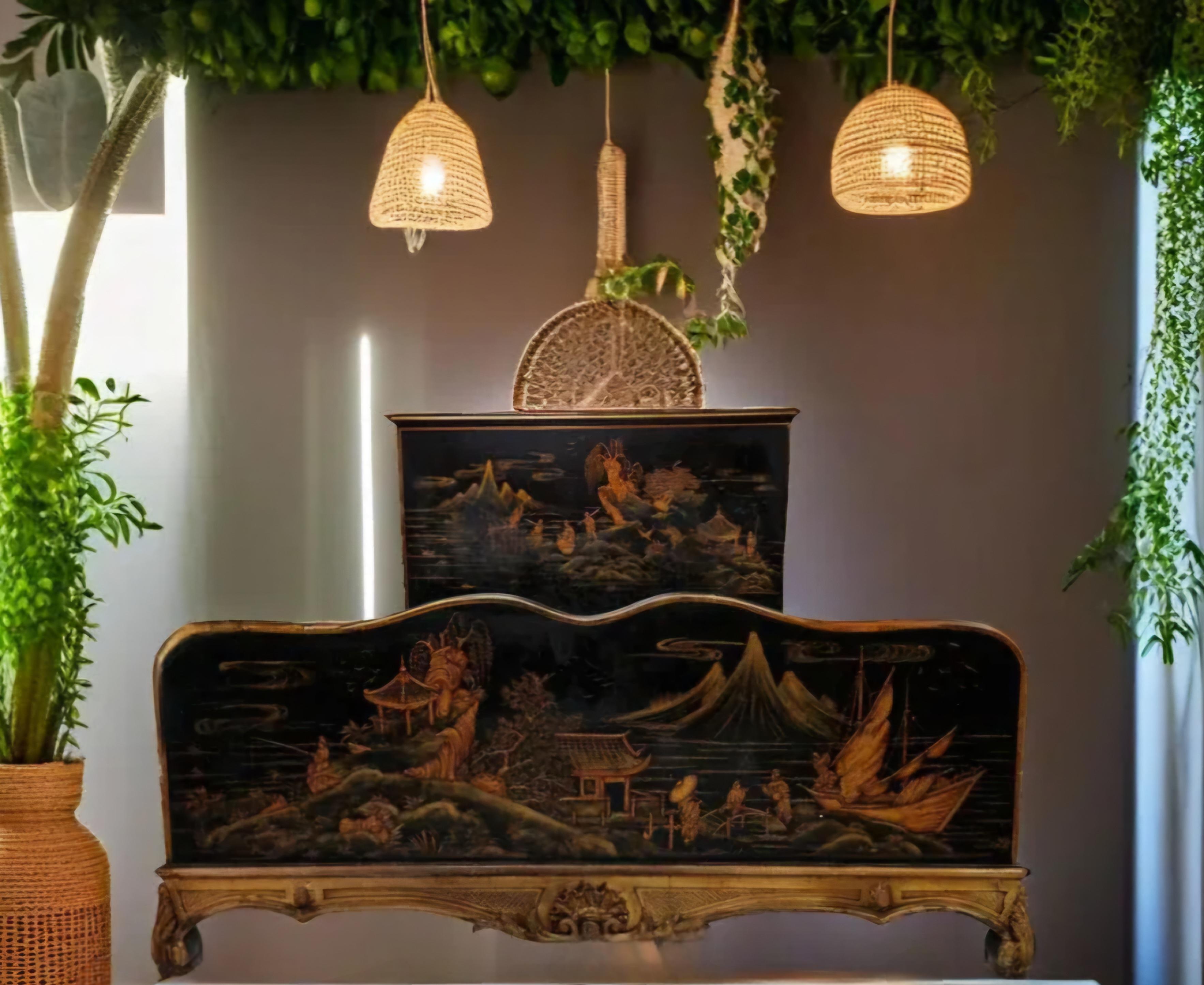 Wir präsentieren ein fabelhaftes Bett im chinesischen Rokoko-Stil aus Massivholz, das mit unglaublicher Liebe zum Detail gefertigt wurde. 

Das Bett stand ursprünglich in der chinesischen Botschaft in Italien.

Dieses antike Stück ist aus massivem,