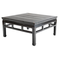 Table basse chinoise de style Ming du 19ème siècle laquée noire