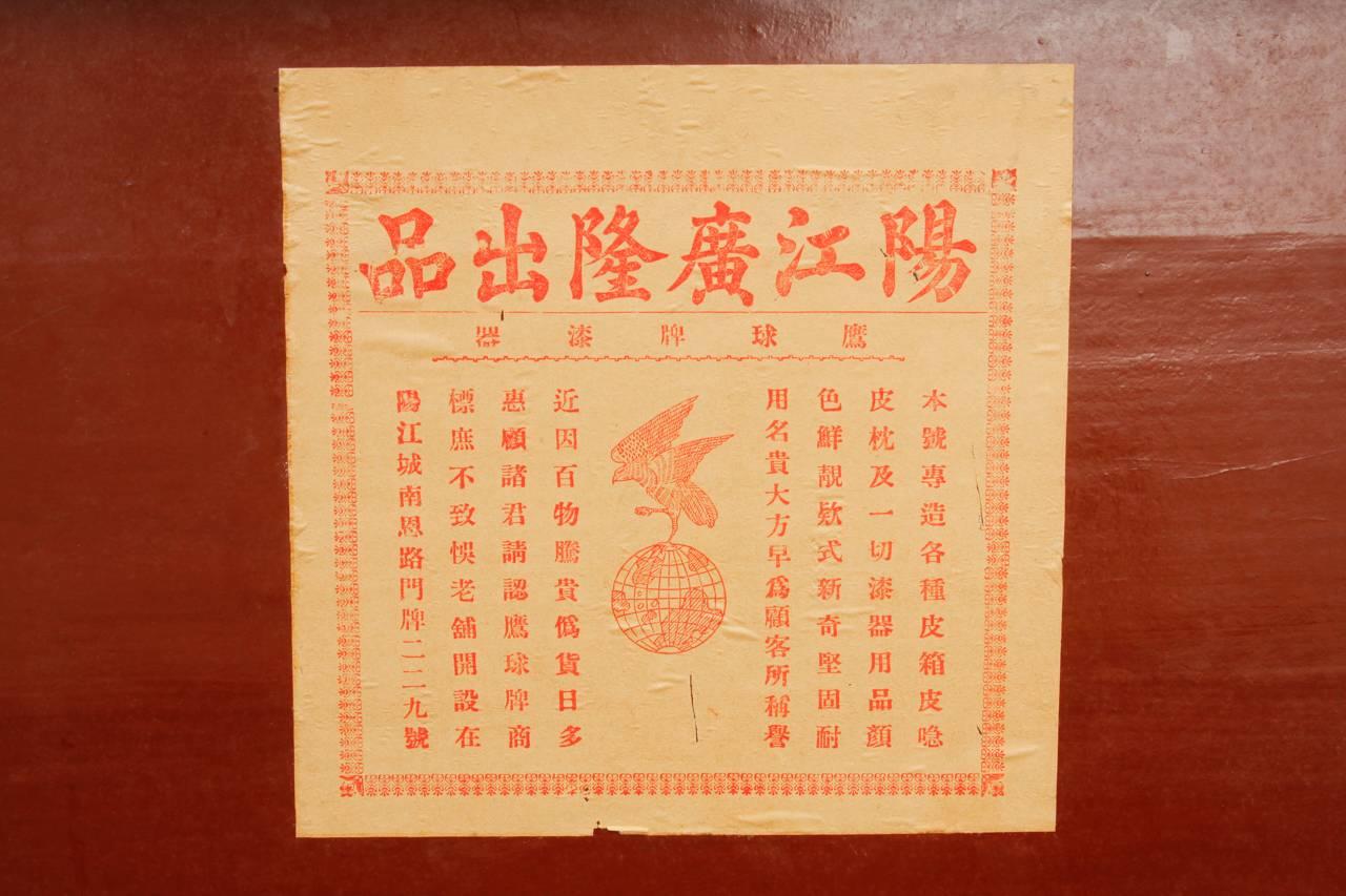 Chinesisches schwarz lackiertes Schweinsledertruhen aus dem 19. Jahrhundert im Angebot 3
