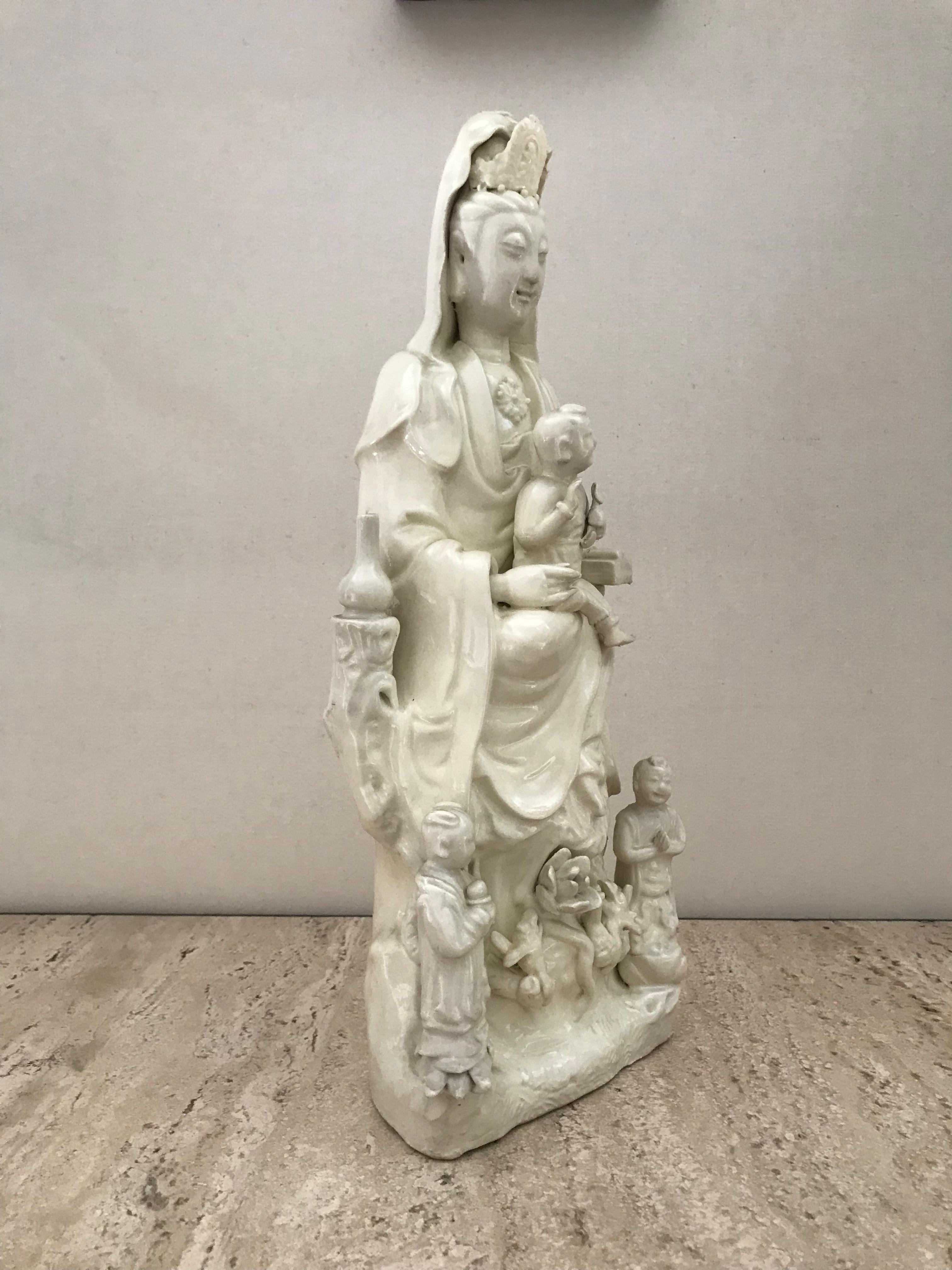 19th century Chinese Blanc de Chine figure of Guanine In Fair Condition For Sale In Madrid, ES