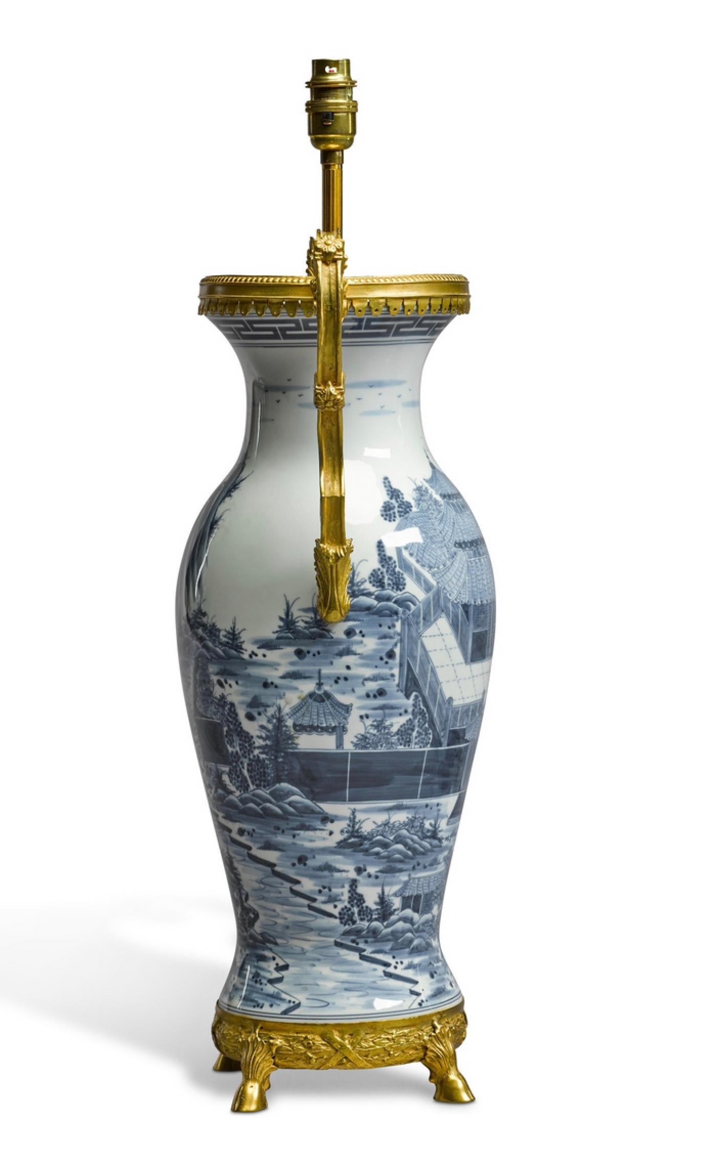Lámpara de sobremesa antigua de porcelana balaustre azul y blanca china del siglo XIX Glaseado en venta