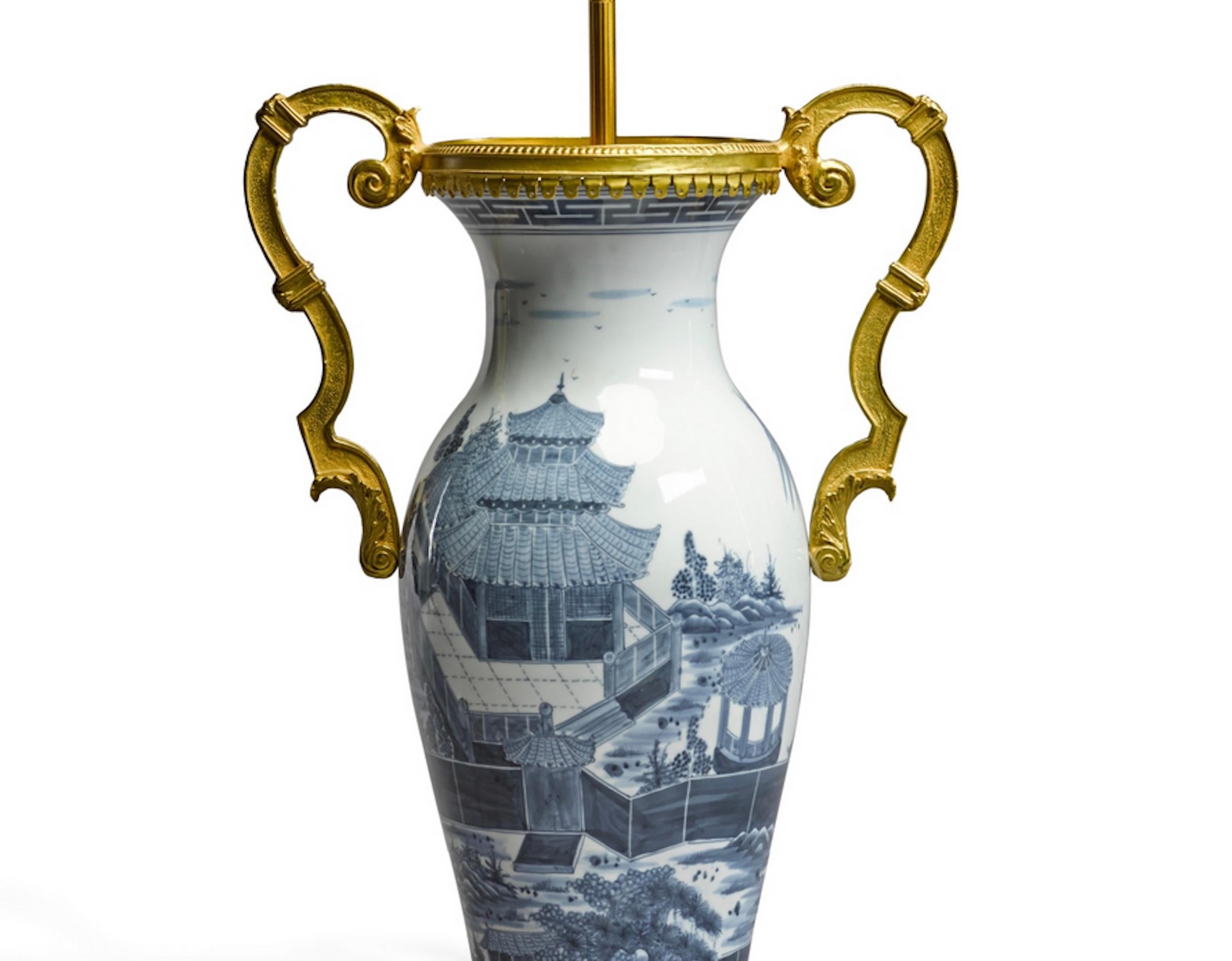 Lámpara de sobremesa antigua de porcelana balaustre azul y blanca china del siglo XIX en venta 2