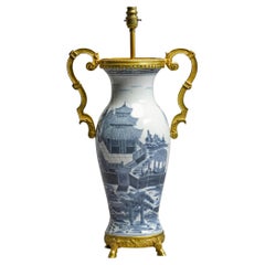 Lampe de bureau chinoise d'antiquités du XIXe siècle en porcelaine à balustre bleue et blanche