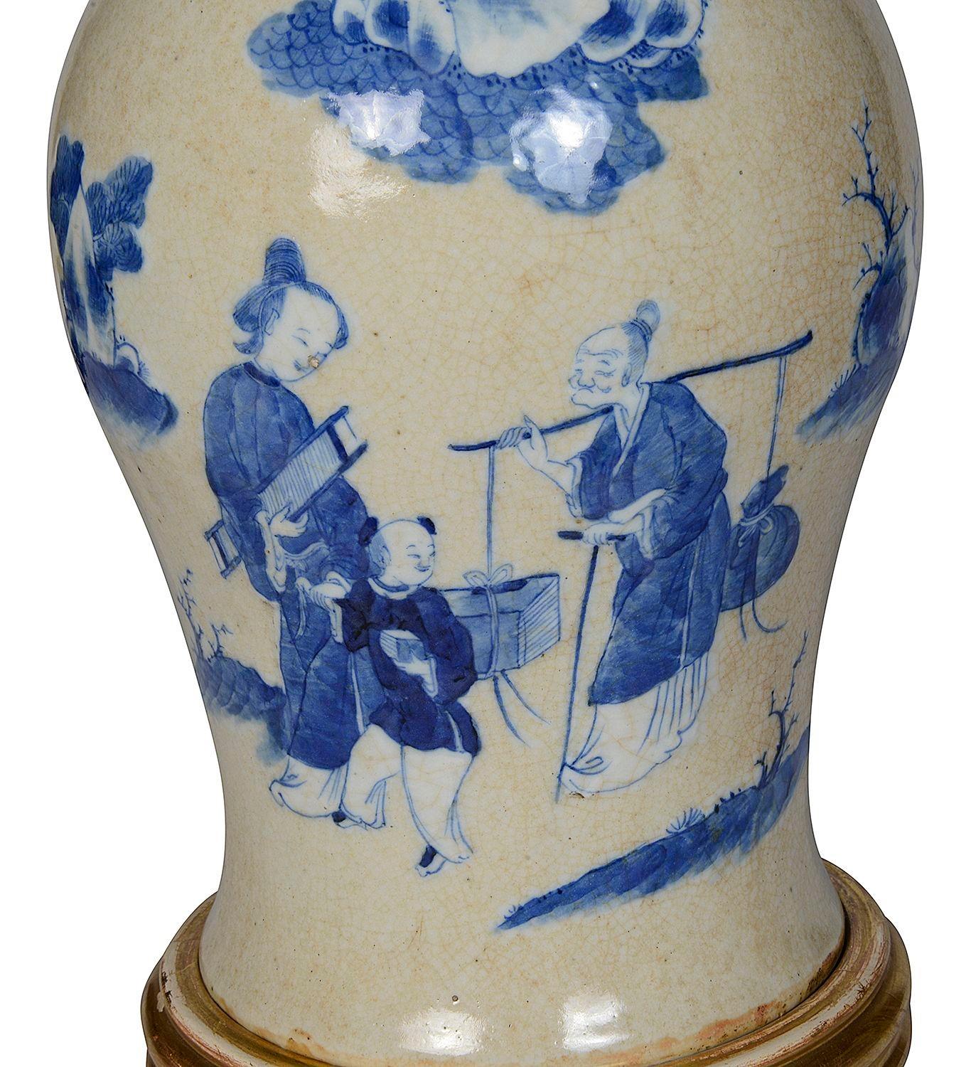 Vase/lampe chinois(e) du 19e siècle en faïence bleue et blanche. Scène classique représentant une mère et son enfant s'adressant à un voyageur, deux poignées en bronze en forme de goutte d'eau dans la gueule d'un chien de chasse.
Lot 74 G9981/23 YNKZ