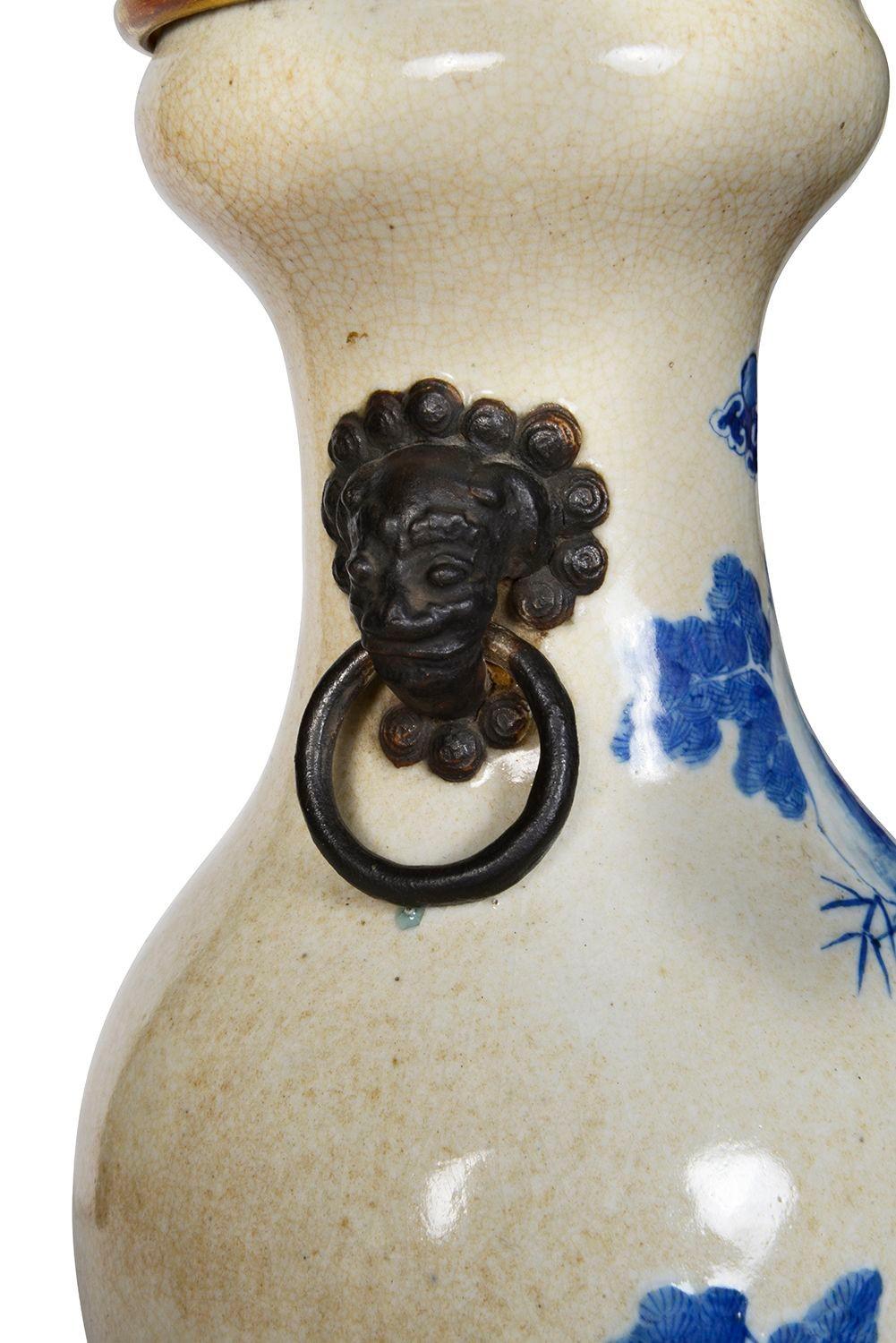 Chinois Vase / lampe chinoise du 19ème siècle en verre craquelé bleu et blanc en vente