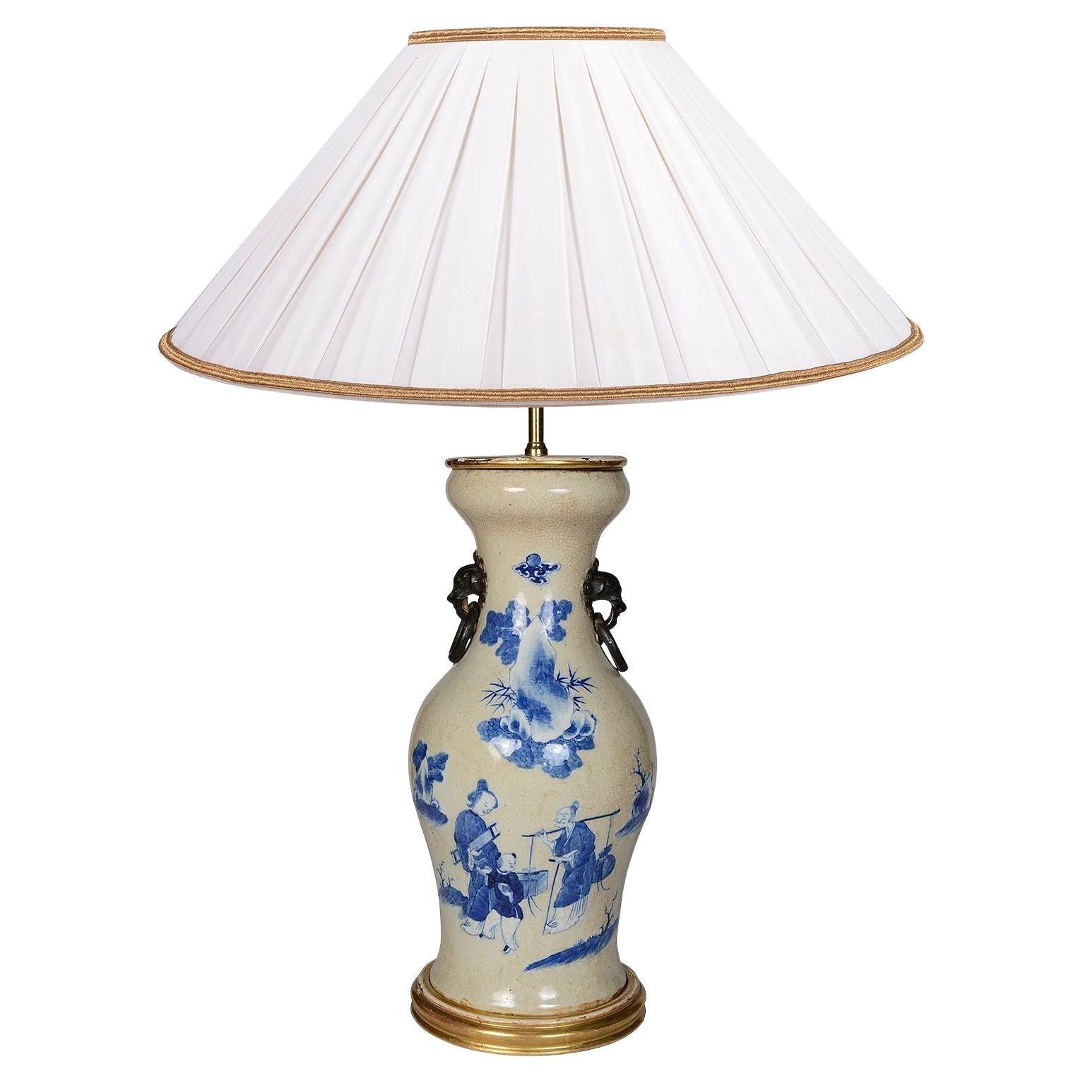 Vase / lampe chinoise du 19ème siècle en verre craquelé bleu et blanc en vente